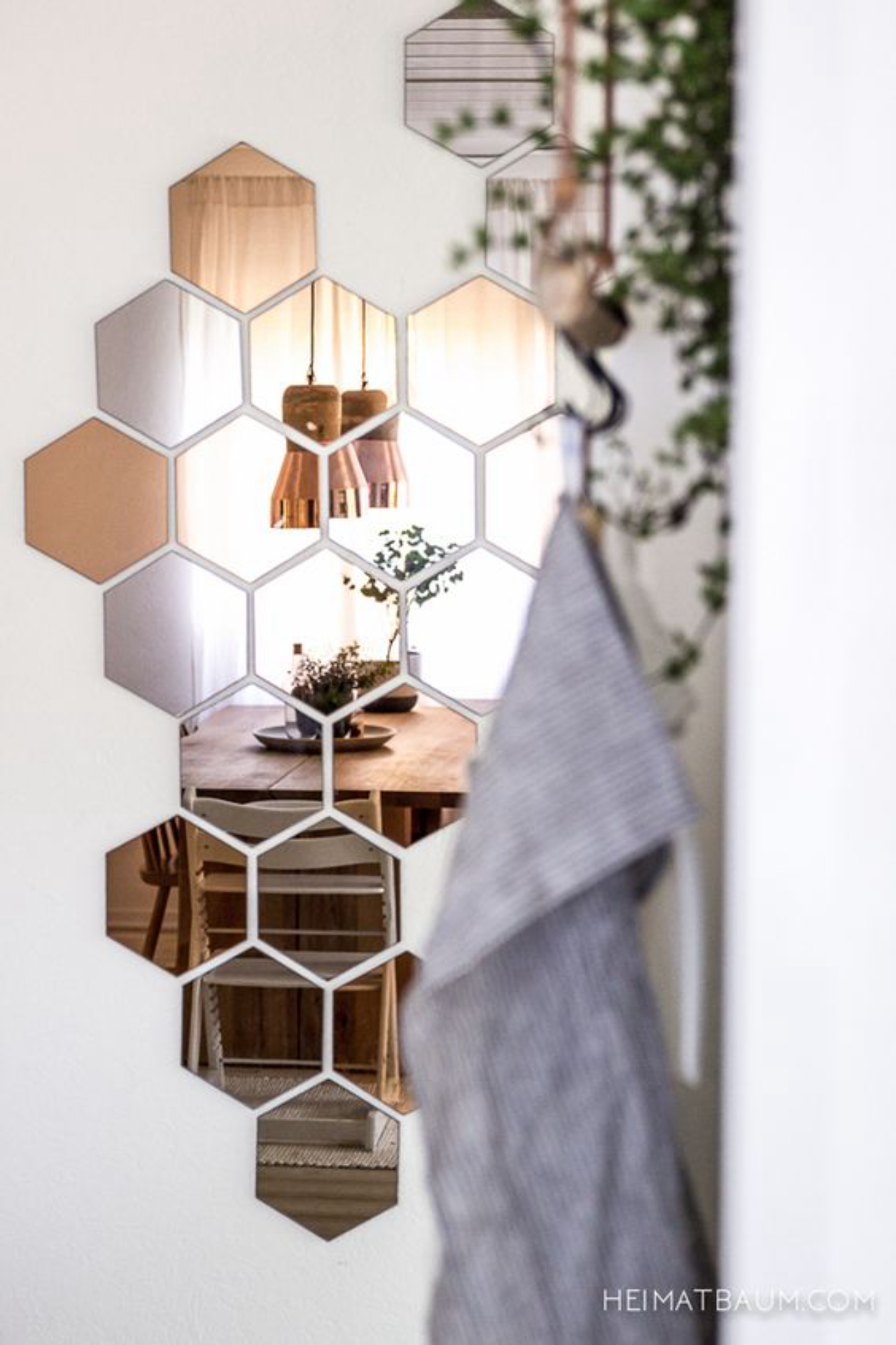 Vários espelhinhos em formato de hexágonos são dispostos lado a lado, gerando um efeito diferente no ambiente. Foto: Reprodução/Pinterest