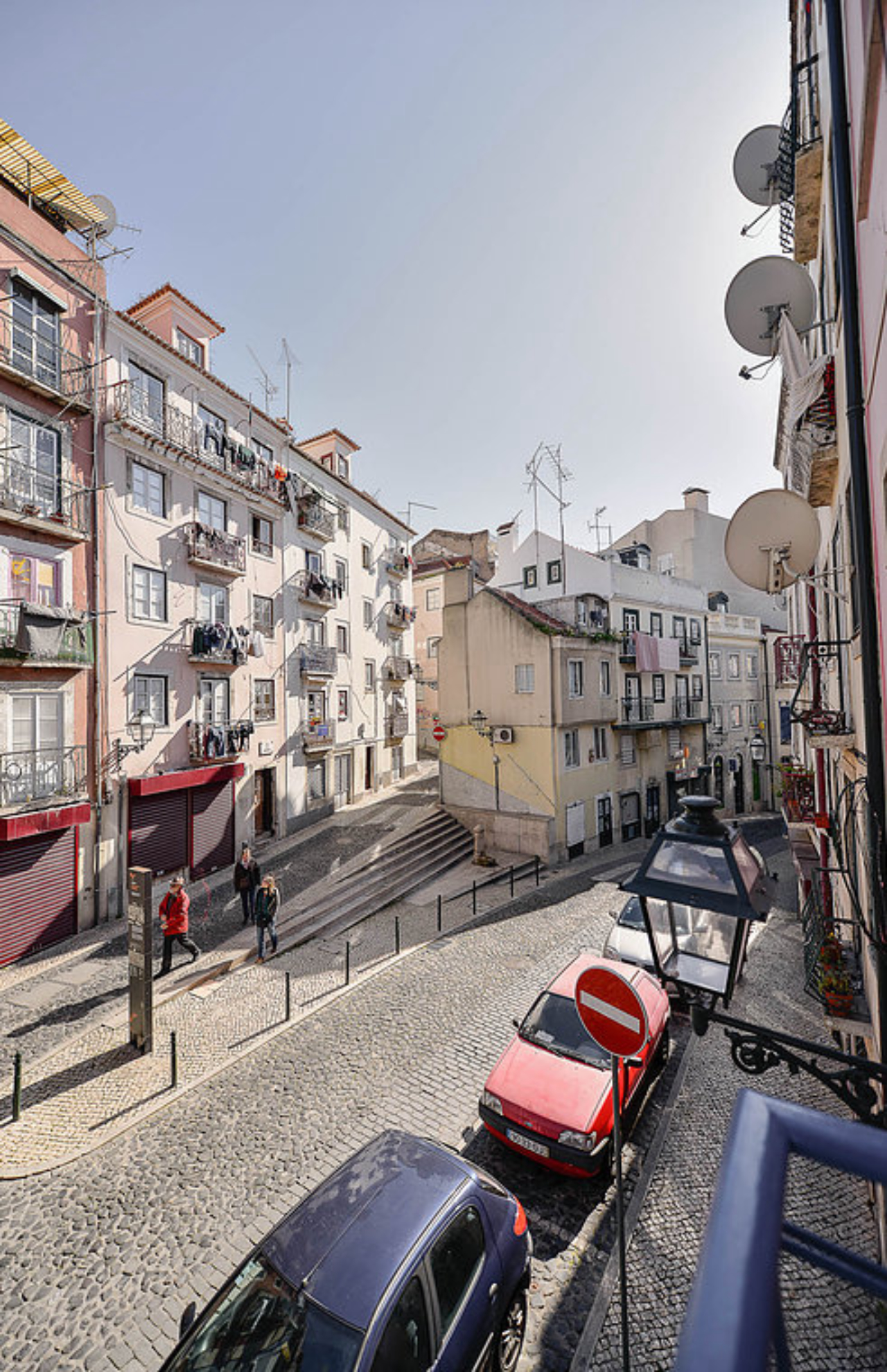 Manter a ligação da casa com o bairro de Mouraria era um ponto importante do projeto do escritório português Arriba. Foto: Divulgação Arriba