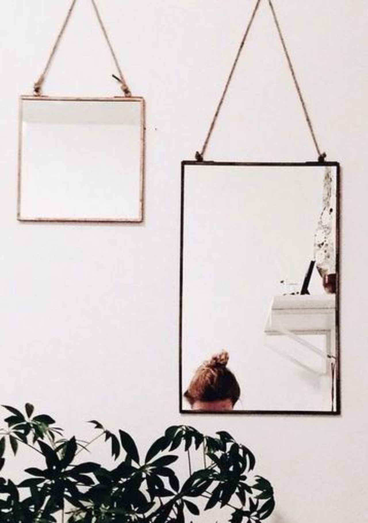 Nesta comppsição, os espelhos são simples, mas a disposição e forma de pendurar fazem toda a diferença Foto: Reprodução/Pinterest
