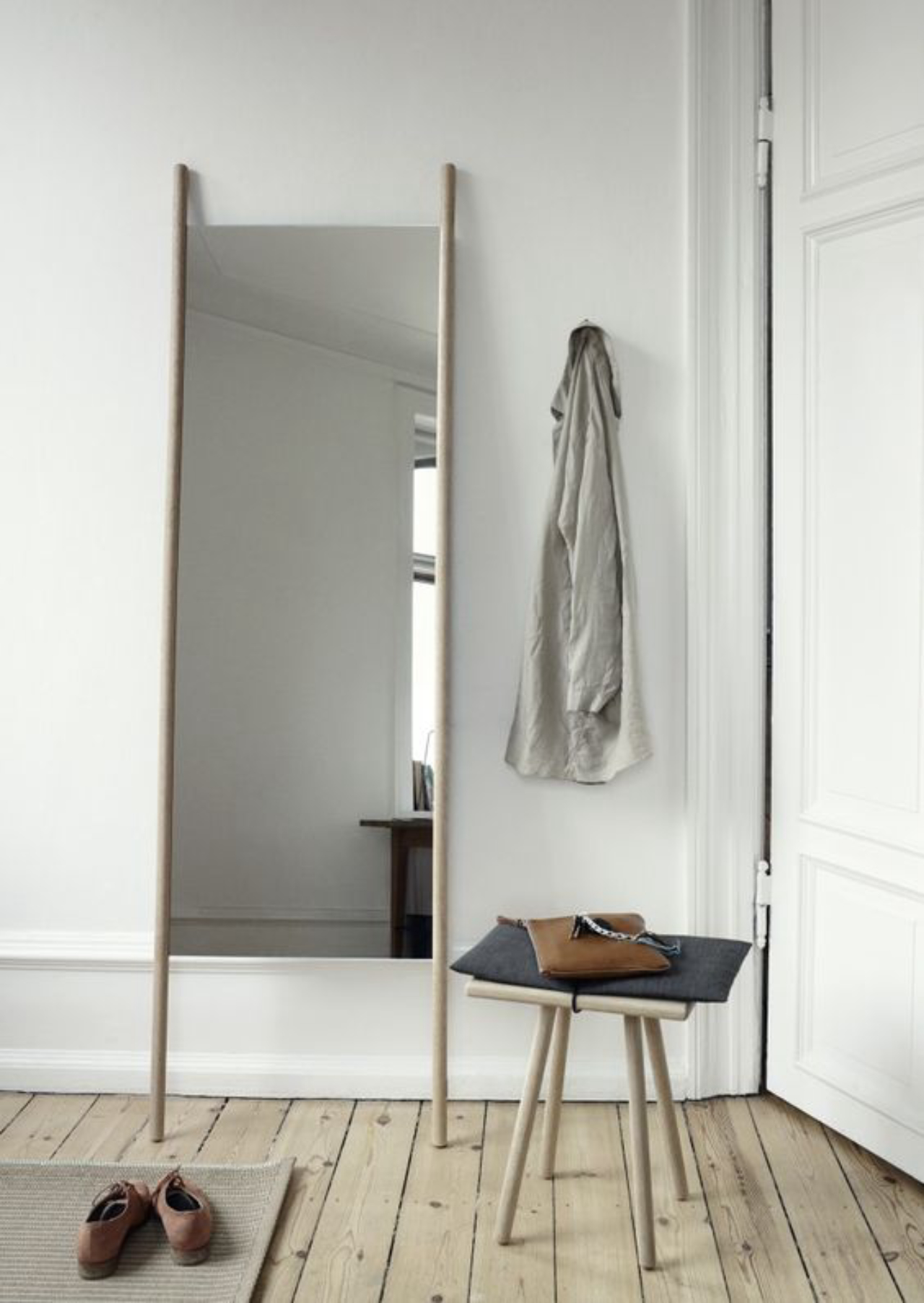 Espelhos apoiados também combinam com ambientes minimalistas. Foto: Reprodução/Pinterest