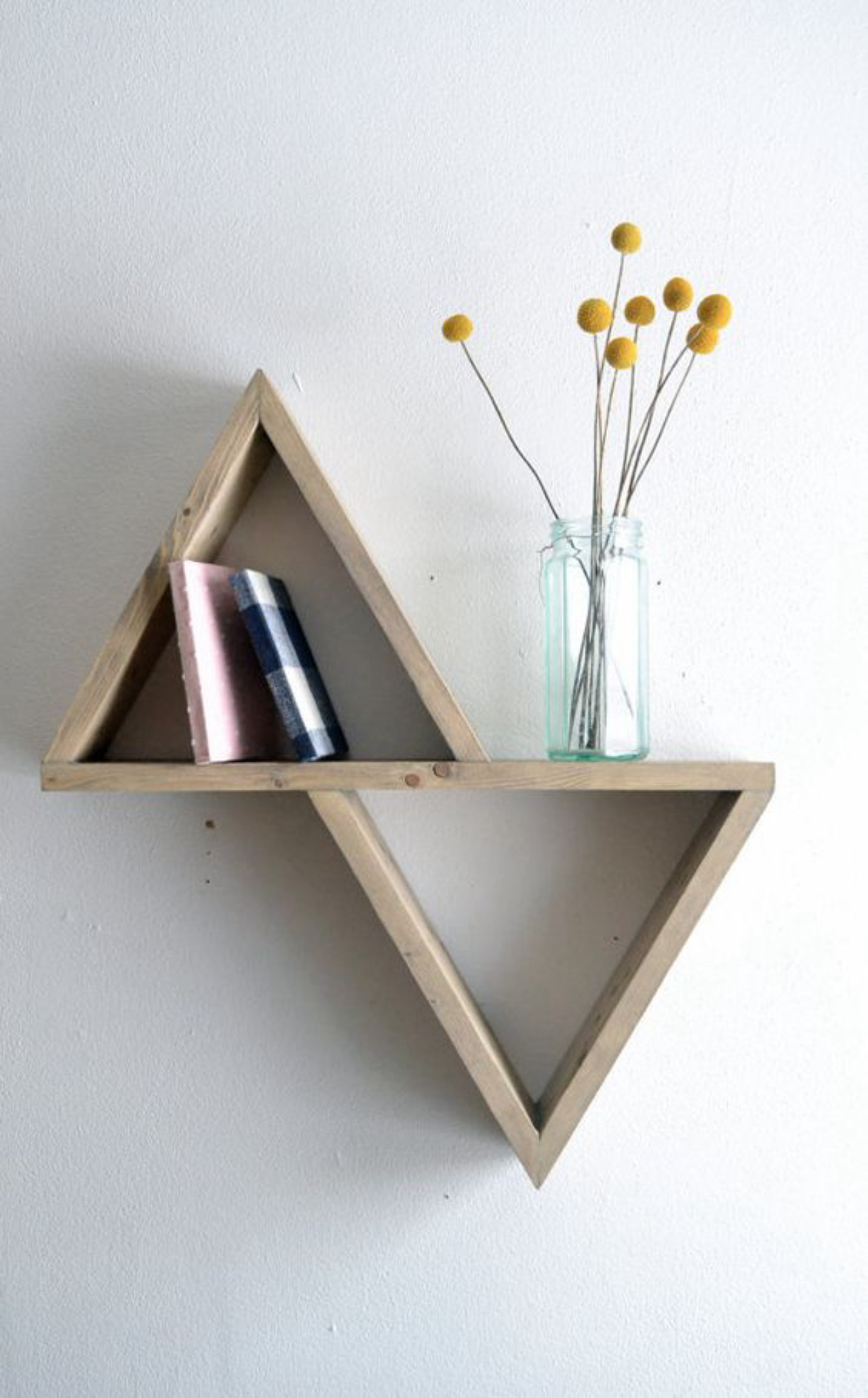 Os triângulos podem, até mesmo, usar uma mesma estrutura, formando outro tipo de desenho na parede. Foto: Pinterest
