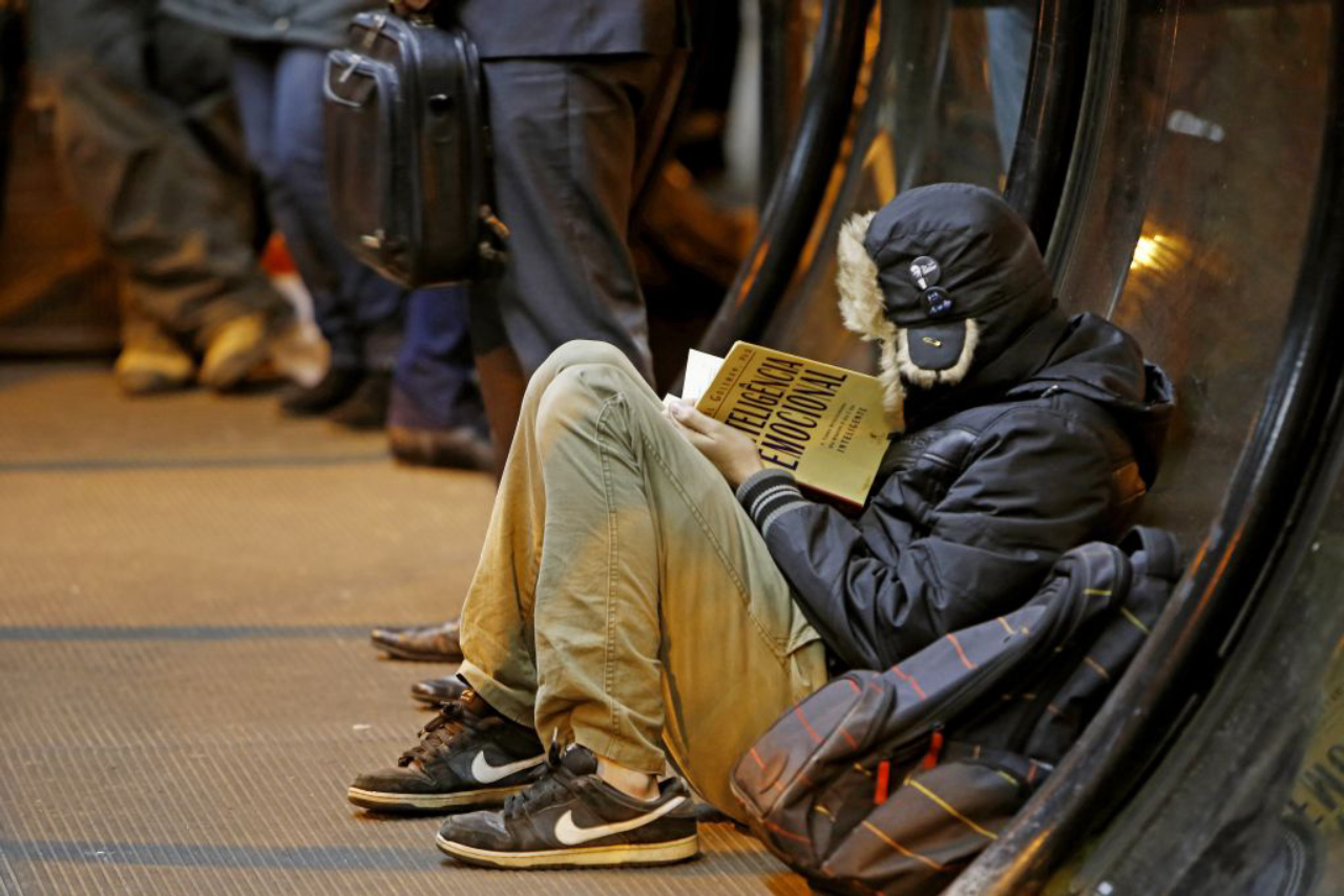 O frio aparece aqui na posição e nas roupas de uma pessoa dentro de uma estação tubo. Foto: Antônio More/Gazeta do Povo