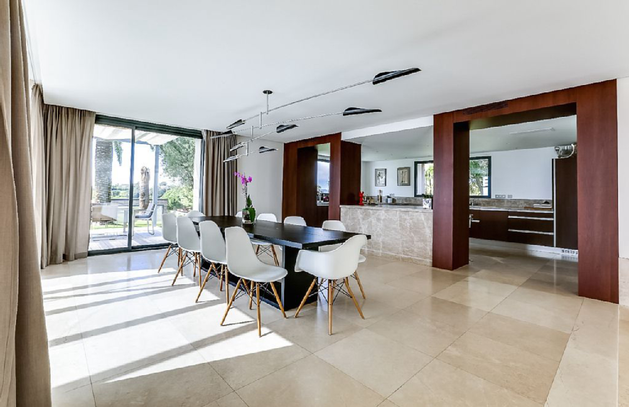Sala de jantar integrada com a cozinha tem cadeiras Charles and Ray Eames.<br>Foto: Airbnb / Divulgação