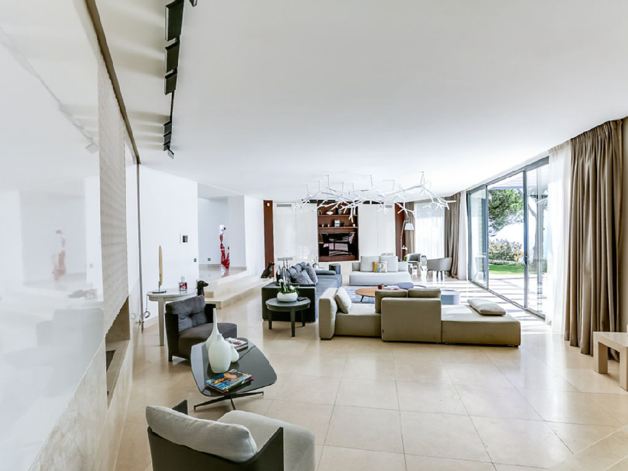 Sala de estar principal da casa.<br>Foto: Airbnb / Divulgação
