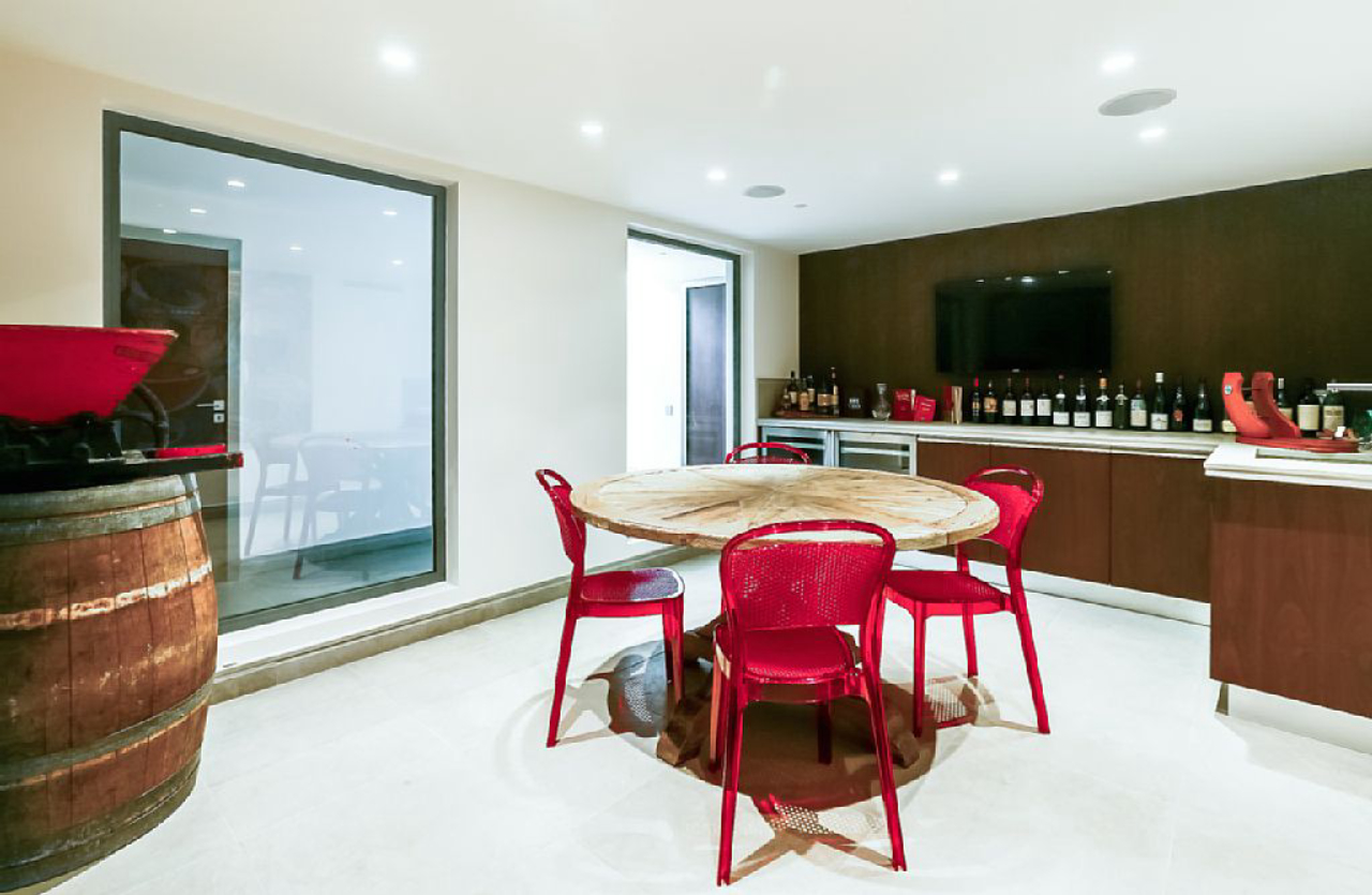 Há espaço de bar e uma adega exclusiva.<br>Foto: Airbnb / Divulgação