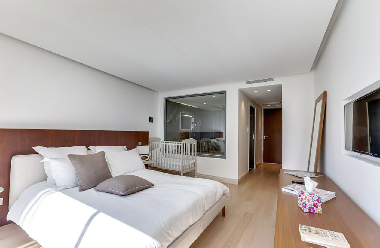 Uma das sete suítes da casa.<br>Foto: Airbnb / Divulgação