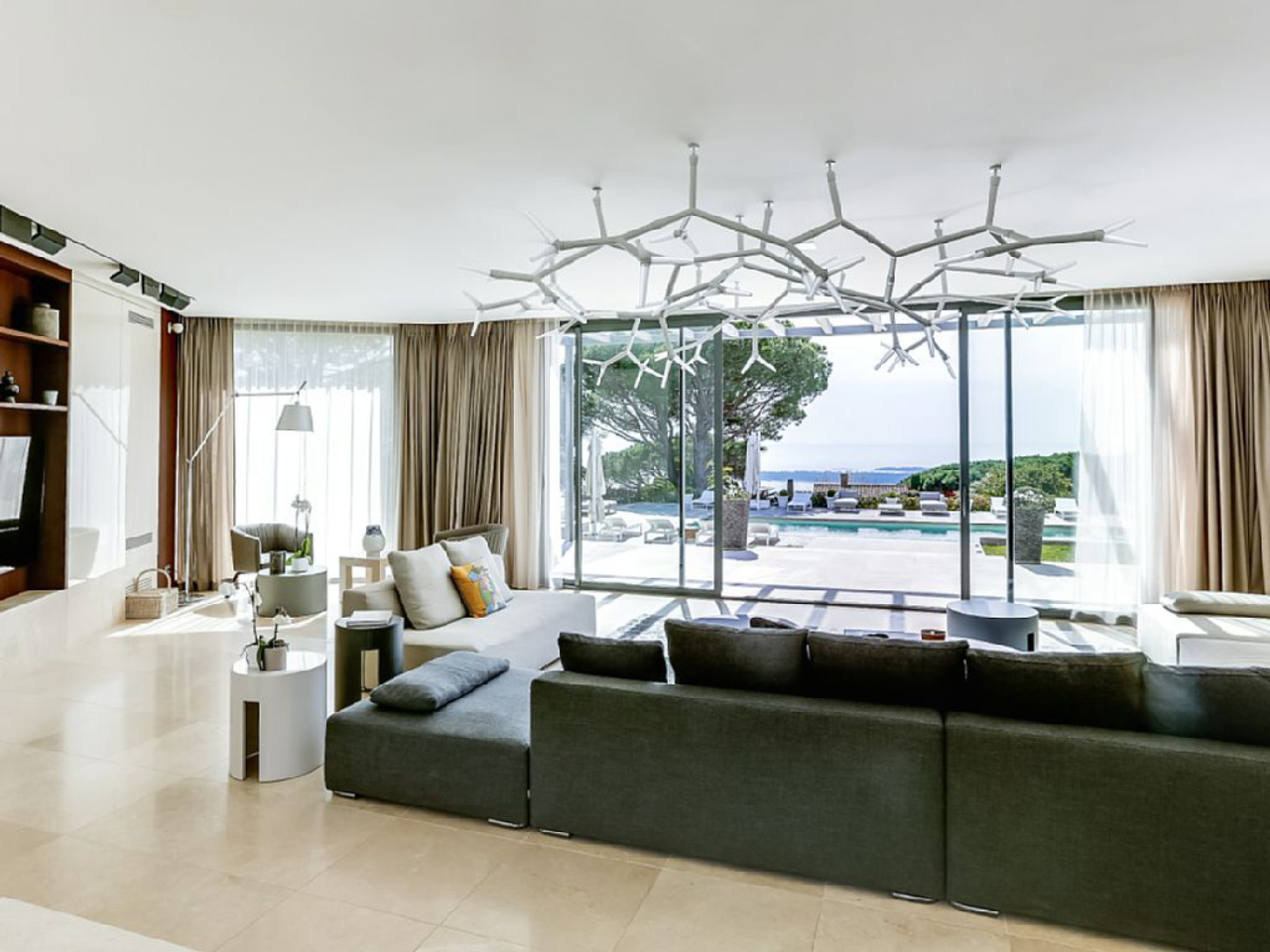 Mobiliário confortável e peças de design compõe o decor  da mansão.<br>Foto: Airbnb / Divulgação