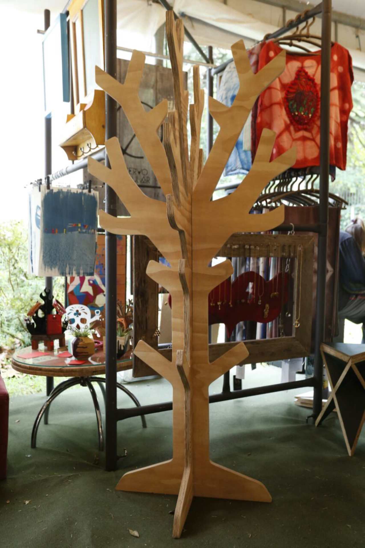 Mais uma peça do Acervo Circular: o cabideiro árvore custa R$ 450. 