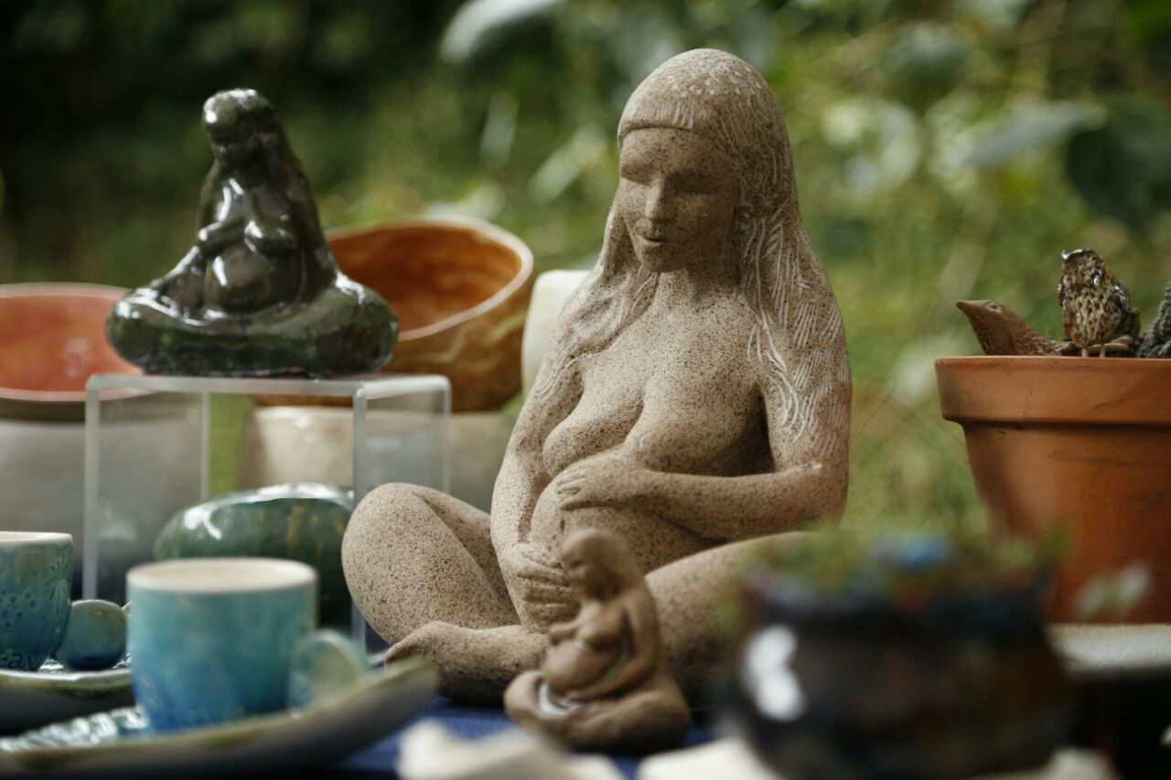 Esta linda escultura é da artista plástica Amanda Gallego. A peça de cerâmica custa R$1.200, mas ela tem outros produtos de cerâmica com preços a partir de R$ 35. 