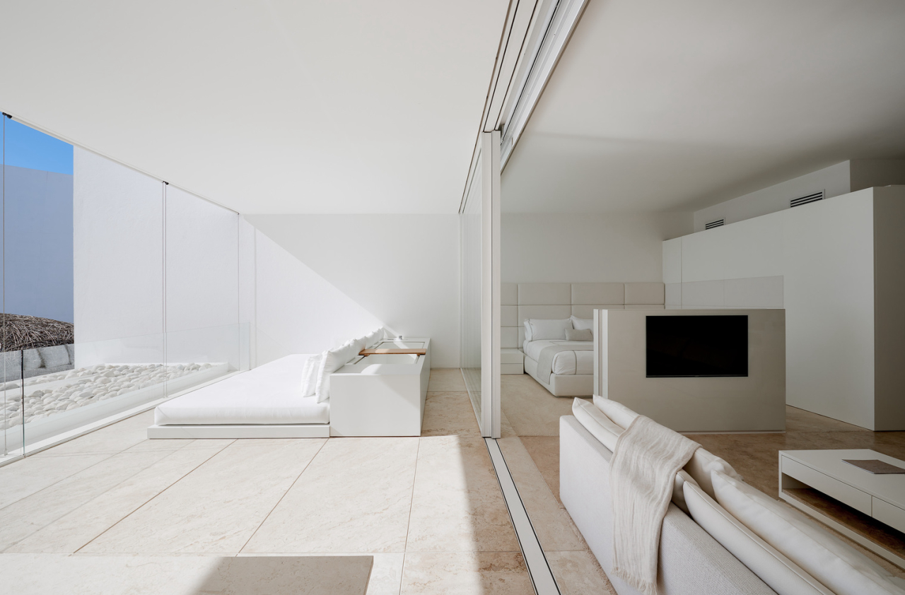 Nos quartos, a paisagem é protagonista, com decoração clean e janelas amplas. 