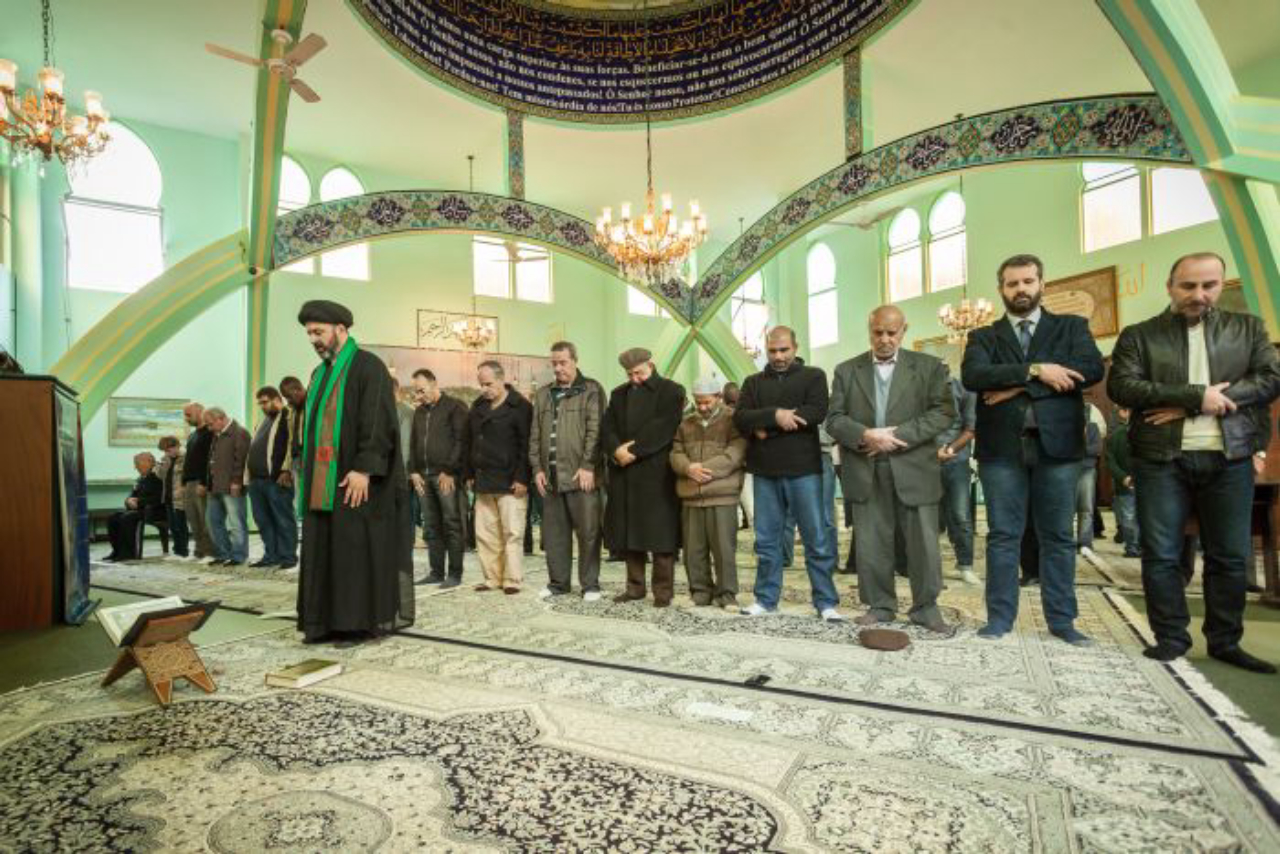 Sunitas e xiitas rezam lado a lado durante a oração das sextas-feiras.