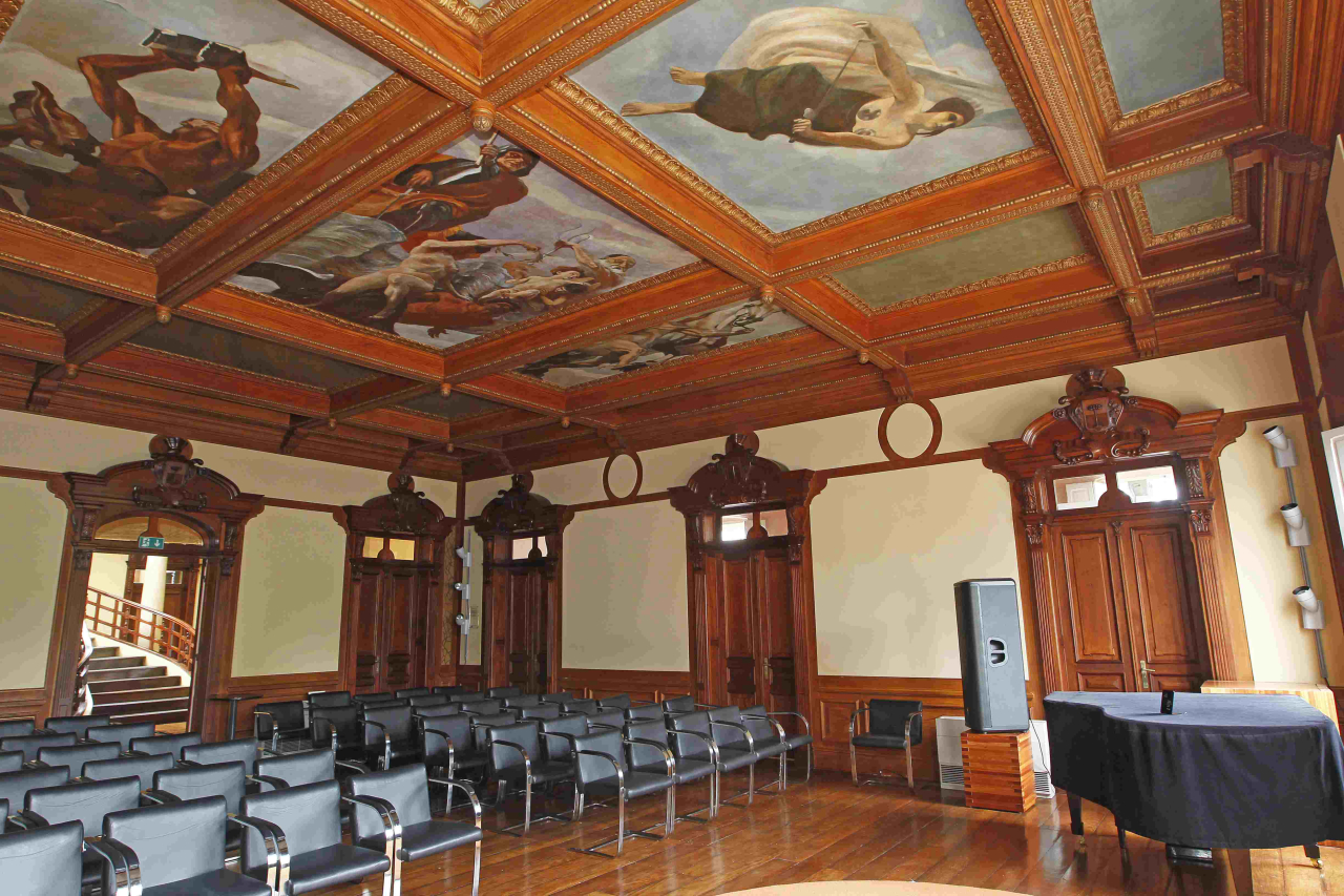 A Sala de Atos revela pinturas no teto e uma beleza arquitetônica, assim como todo o andar.  Foto: Antônio More / Agência de Notícias Gazeta do Povo