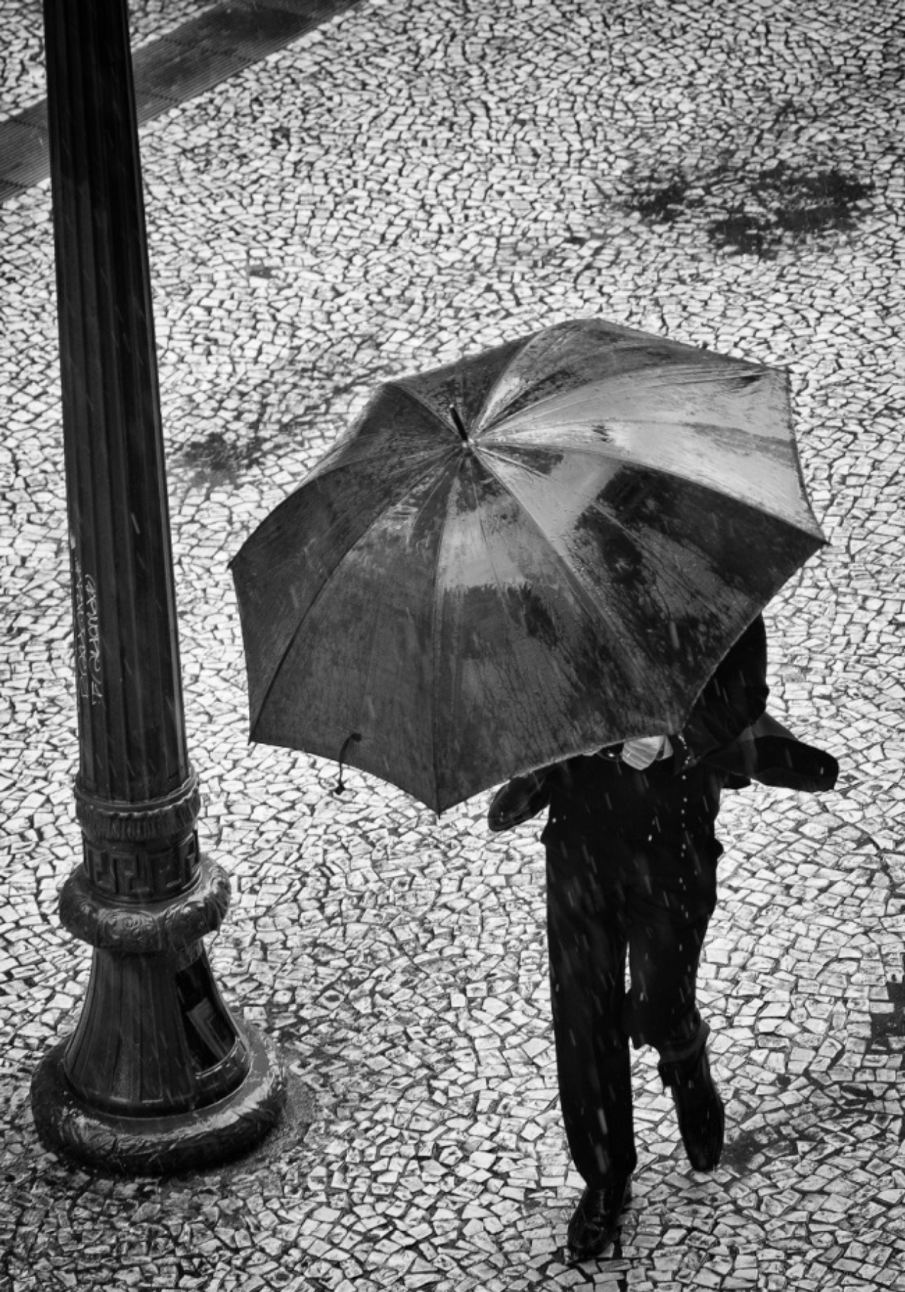 Petit-pavês escorregadios da Rua XV na tarde chuvosa. Foto: Orlando Azevedo/Acervo pessoal