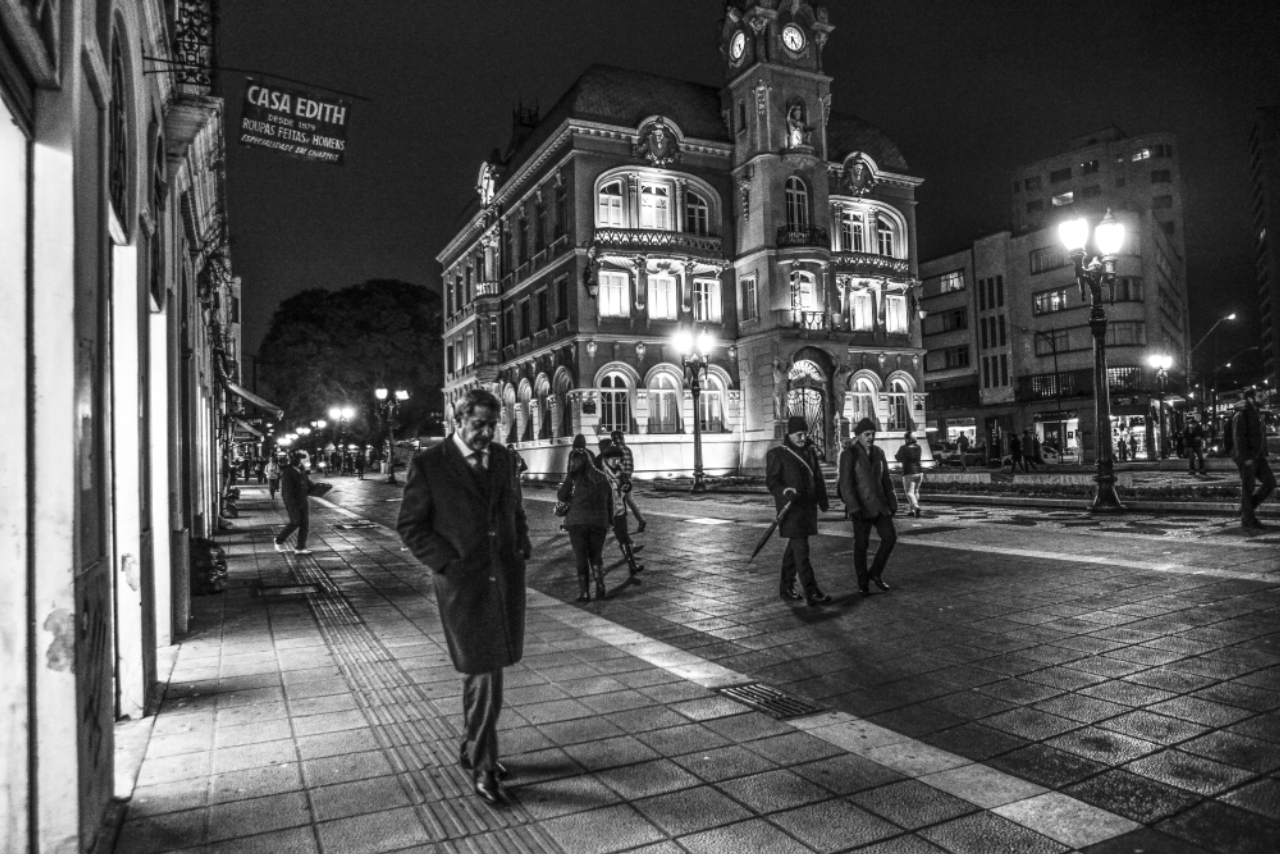 Noite fria marcada pela indumentária clássica e prédios históricos. Foto: Daniel Castellano/Gazeta do Povo