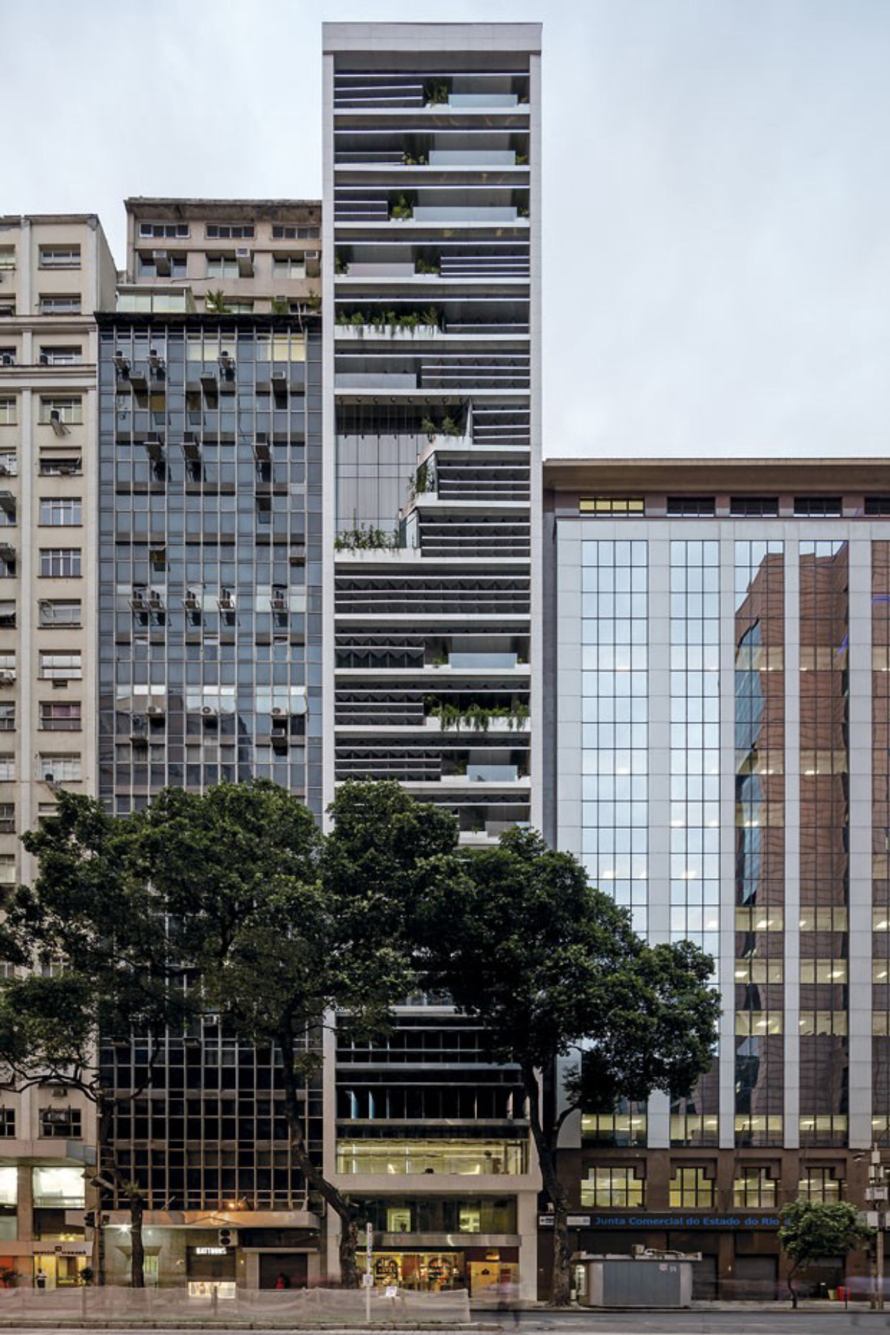 Reforma de prédio comercial no Rio de Janeiro transformou o edifício em autossuficiente para produção de energia.<br>Foto: Leonardo Finotti / Divulgação. 