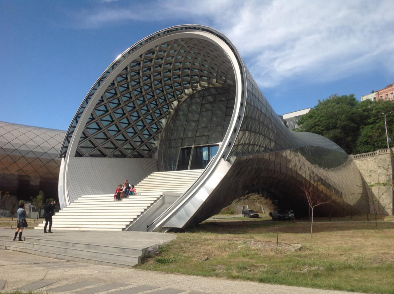 Uma grande escadaria leva à entrada do elemento que abriga a sala de exposições com mais de 2 mil metros quadrados.