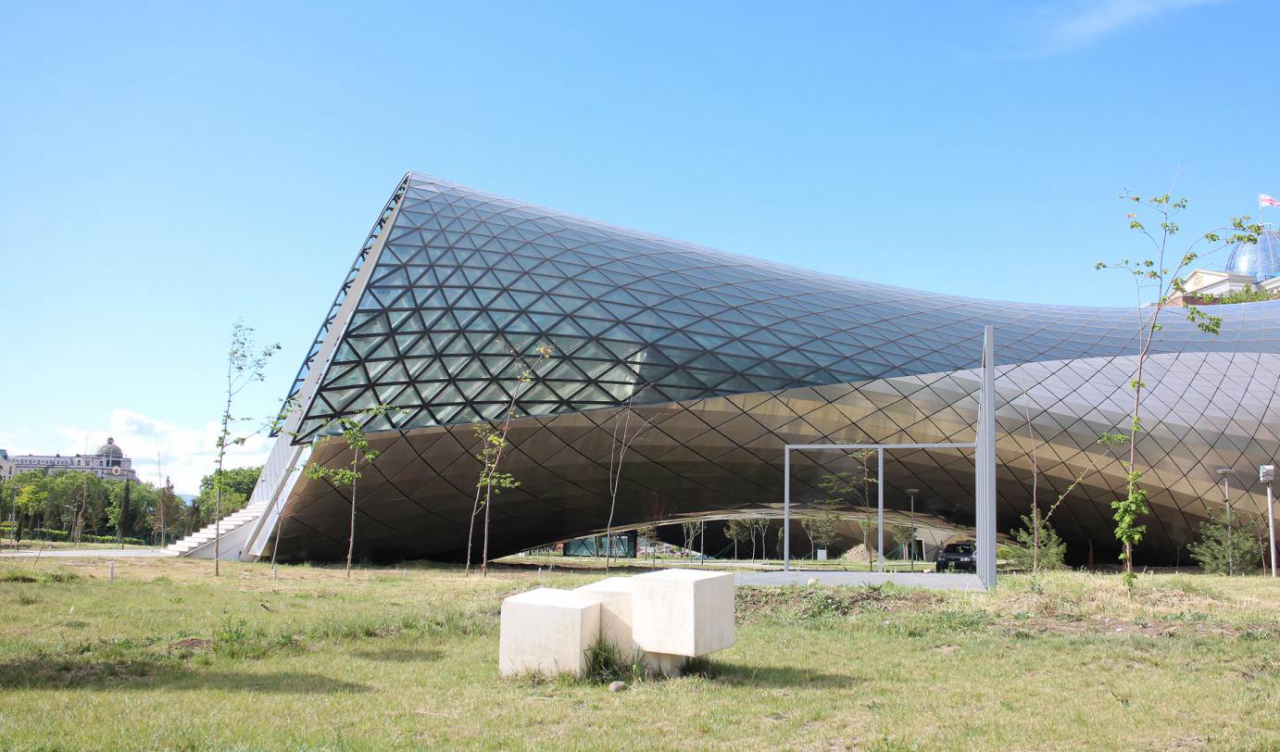 O complexo fica próximo a um escritório de serviço público, também construído pela Fuksas há quatro anos.