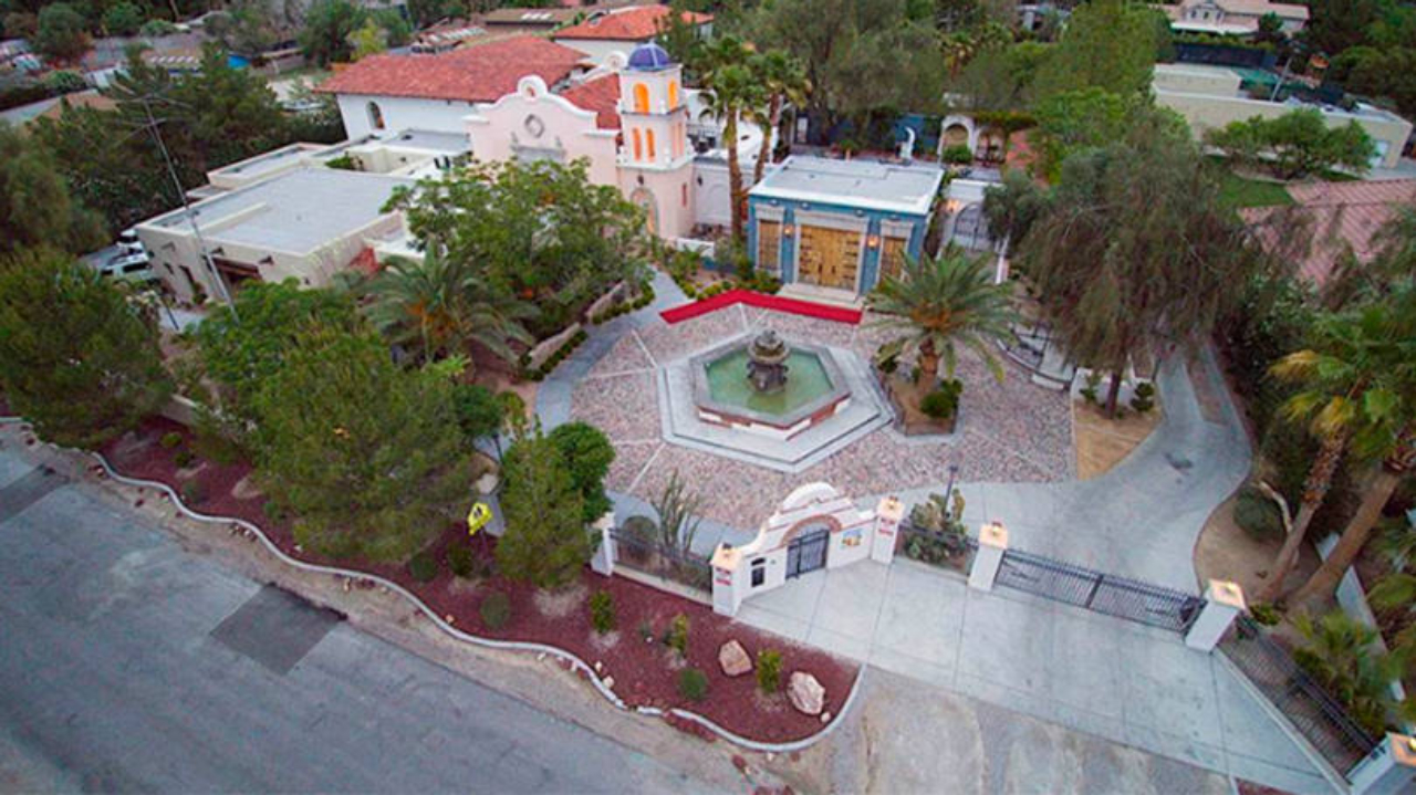 Vista aérea da mansão em que viveu Michael Jackson durante alguns anos. 