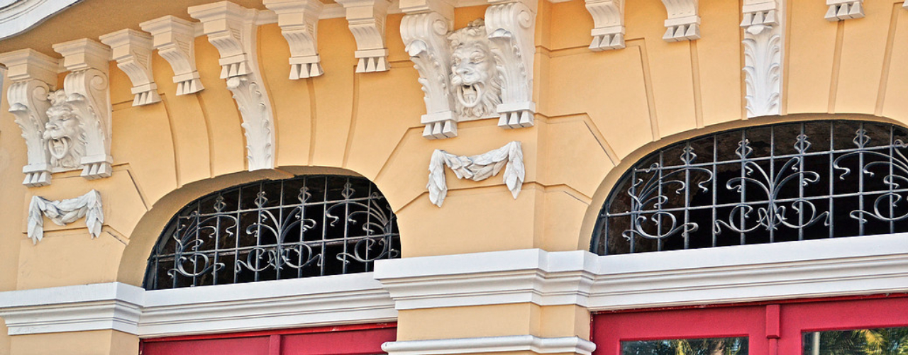 Detalhes da fachada que teve vários elementos recuperados.<br>Foto: Divulgação 