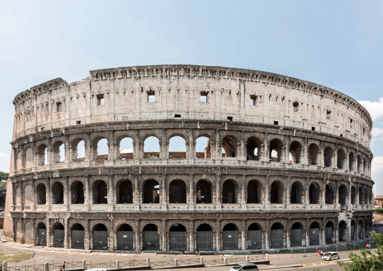 Antes das obras, o Coliseu de Roma precisava de cuidados nas arcadas (Foto: Divulgação no site do patrocinador da reforma Tod's)
