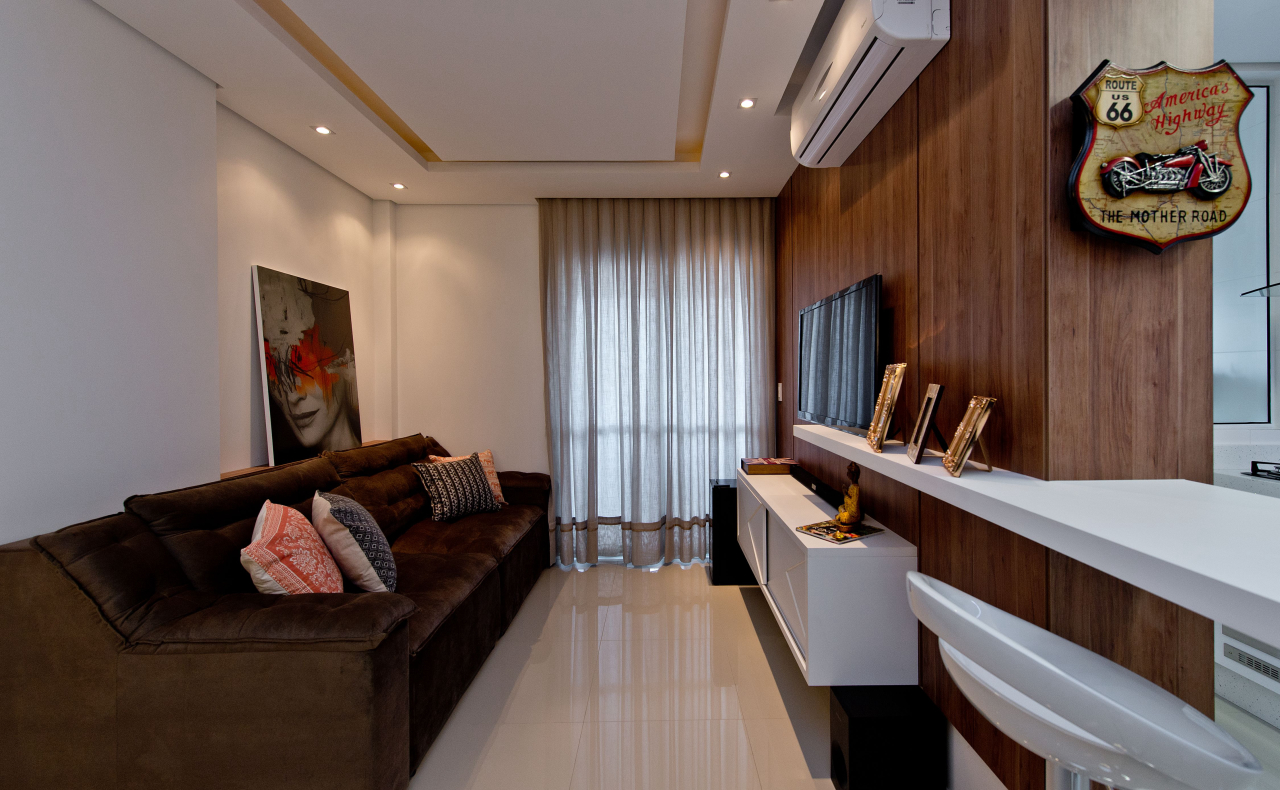 Soluções de marcenaria em painéis e móveis foram a solução encontrada para resolver a otimização do espaço do apartamento de 72 m².  