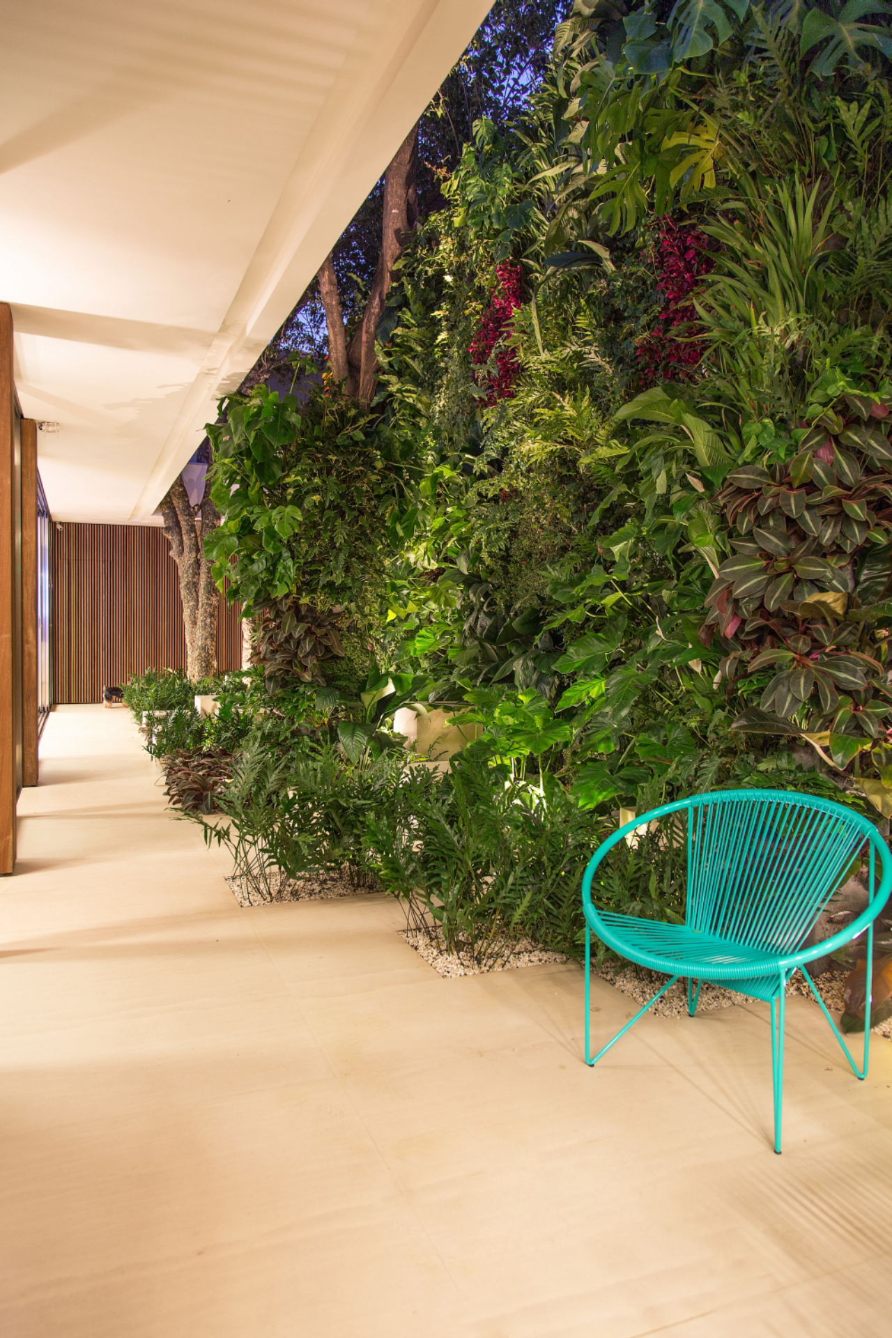 Jardim vertical, que também funciona como jardim de inverno, criado pelo paisagista Alex Hanazaki para um escritório de São Paulo: vegetação rasteira em meio a blocos de limestone e parede com samambaias jamaicanas, filodendros, entre outras.