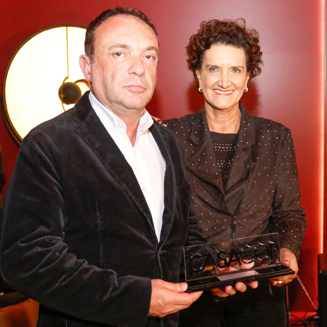 Wolfgang Schlögel recebe o prêmio de Marina Nessi, diretora da Casa Cor Paraná.<br>Foto: Valterci Santos / Divulgação. 