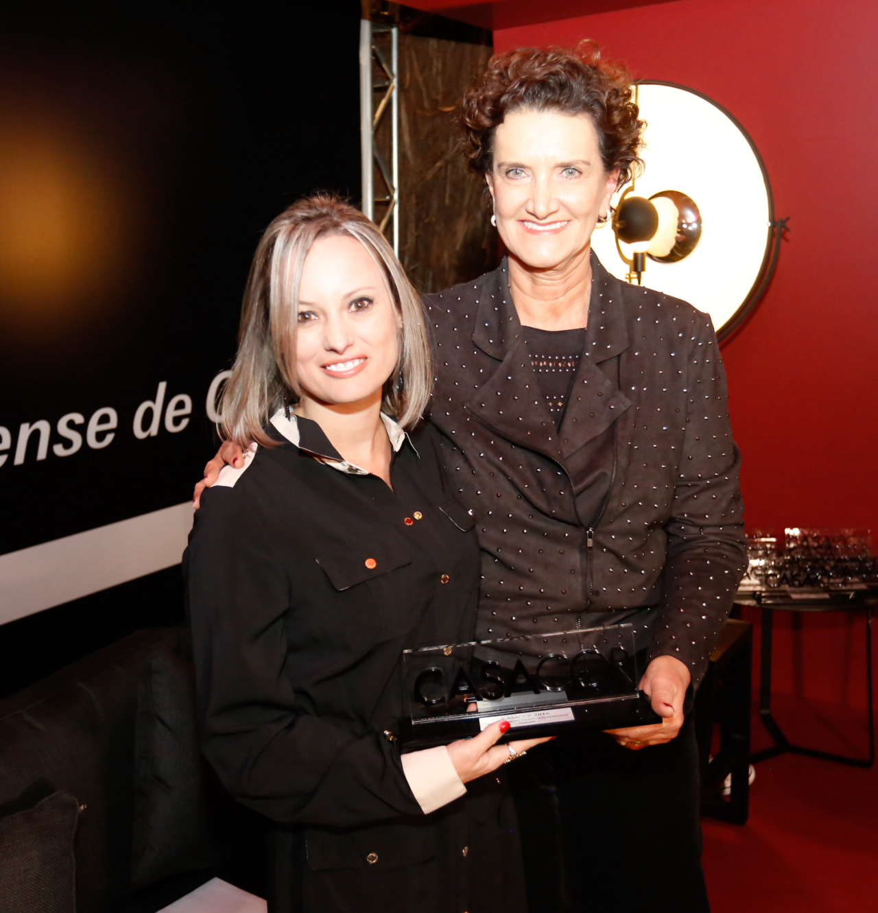 Viviane Busch recebendo a premiação de Marina Nessi.<br>Foto: Valterci Santos / Divulgação