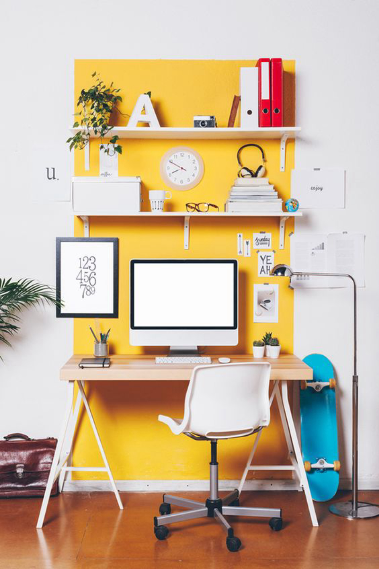 No meio da parede, a faixa amarela delimitou o espaço para o pequeno e descolado home-office. Foto: Reprodução/Pinterest