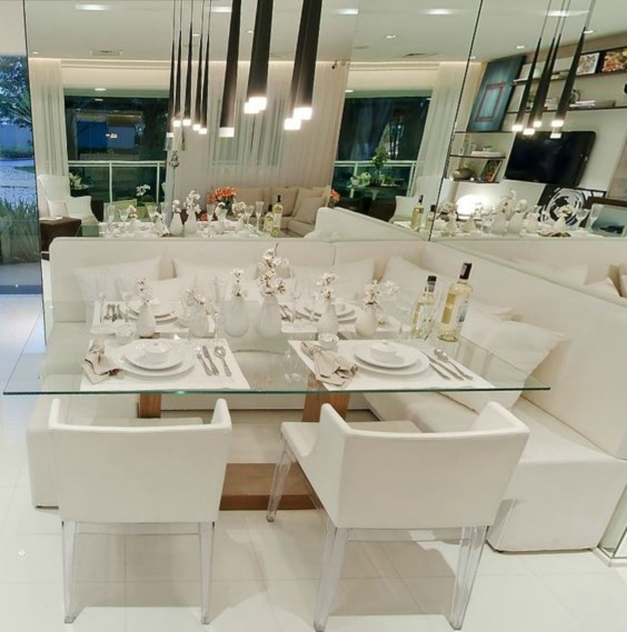A mesa de jantar parece estar instalada em uma sala muito maior por conta dos espelhos. Foto: Reprodução/Pinterest