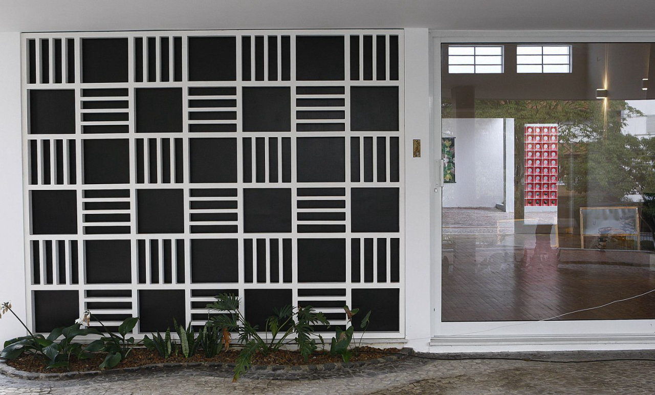 Integração de interior e exterior é marcante na Residência Belotti, de Lolô Cornelsen. 