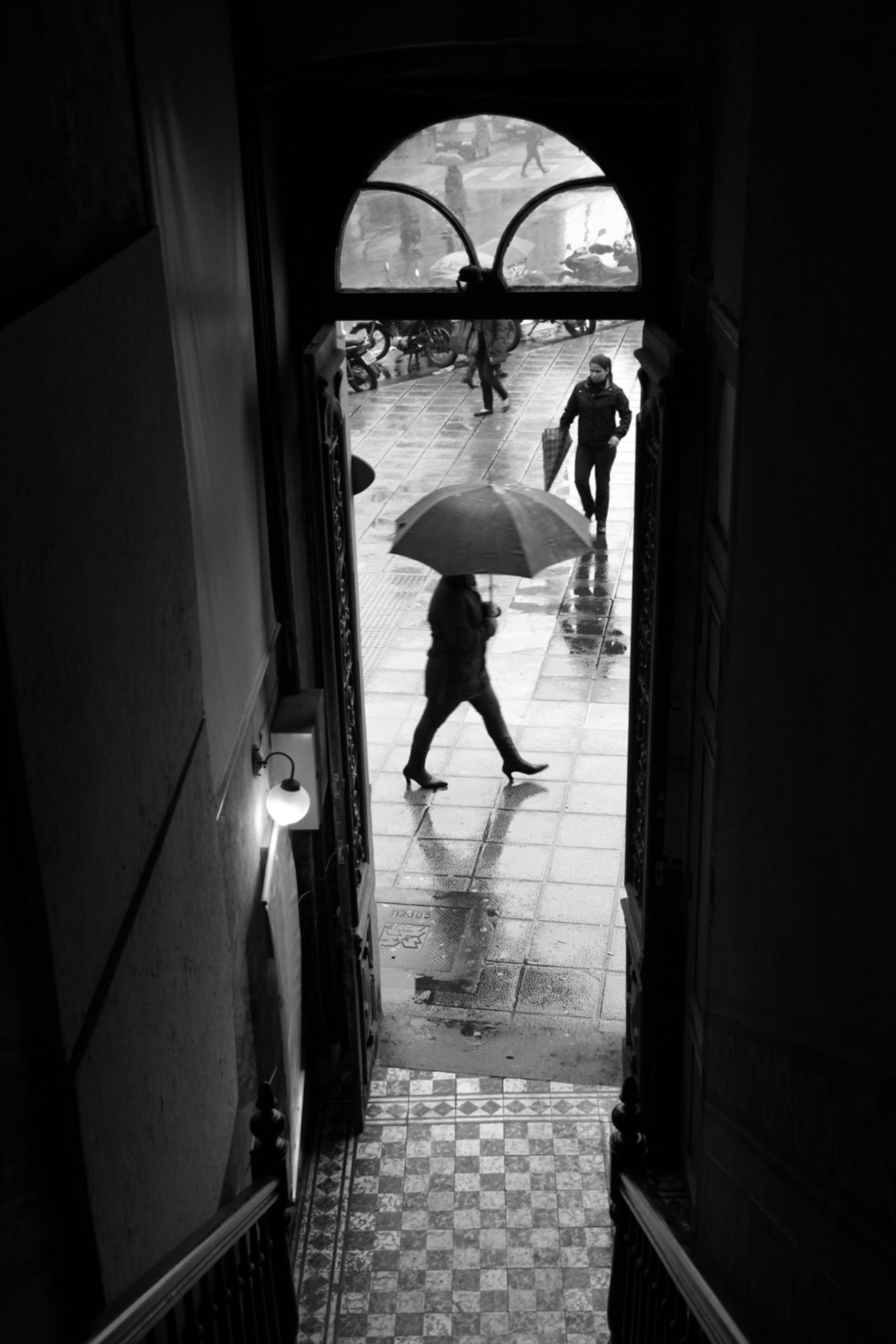 Um dia de chuva em Curitiba visto de um dos casarões históricos da Praça Generoso Marques.