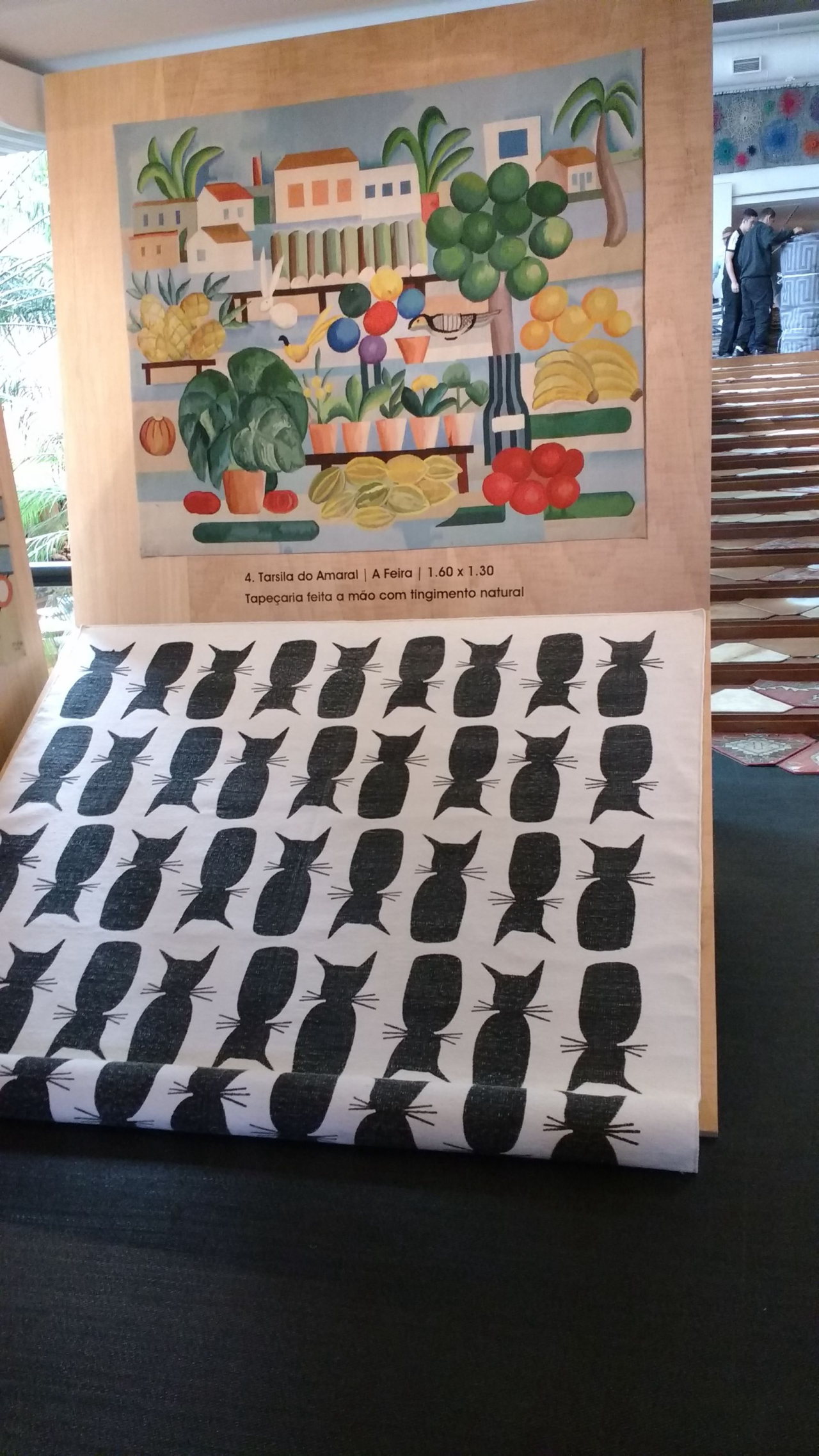 A By Kami apresentou uma linha em homenagem a Tarsila do Amaral. Partes de obras de uma das artistas mais importantes do país foram reproduzidas em tapeçaria. Além disso, foram criadas padronagens com apenas um elemento de uma obra (caso do gatinho).<br>Foto: Daliane Nogueira / Gazeta do Povo