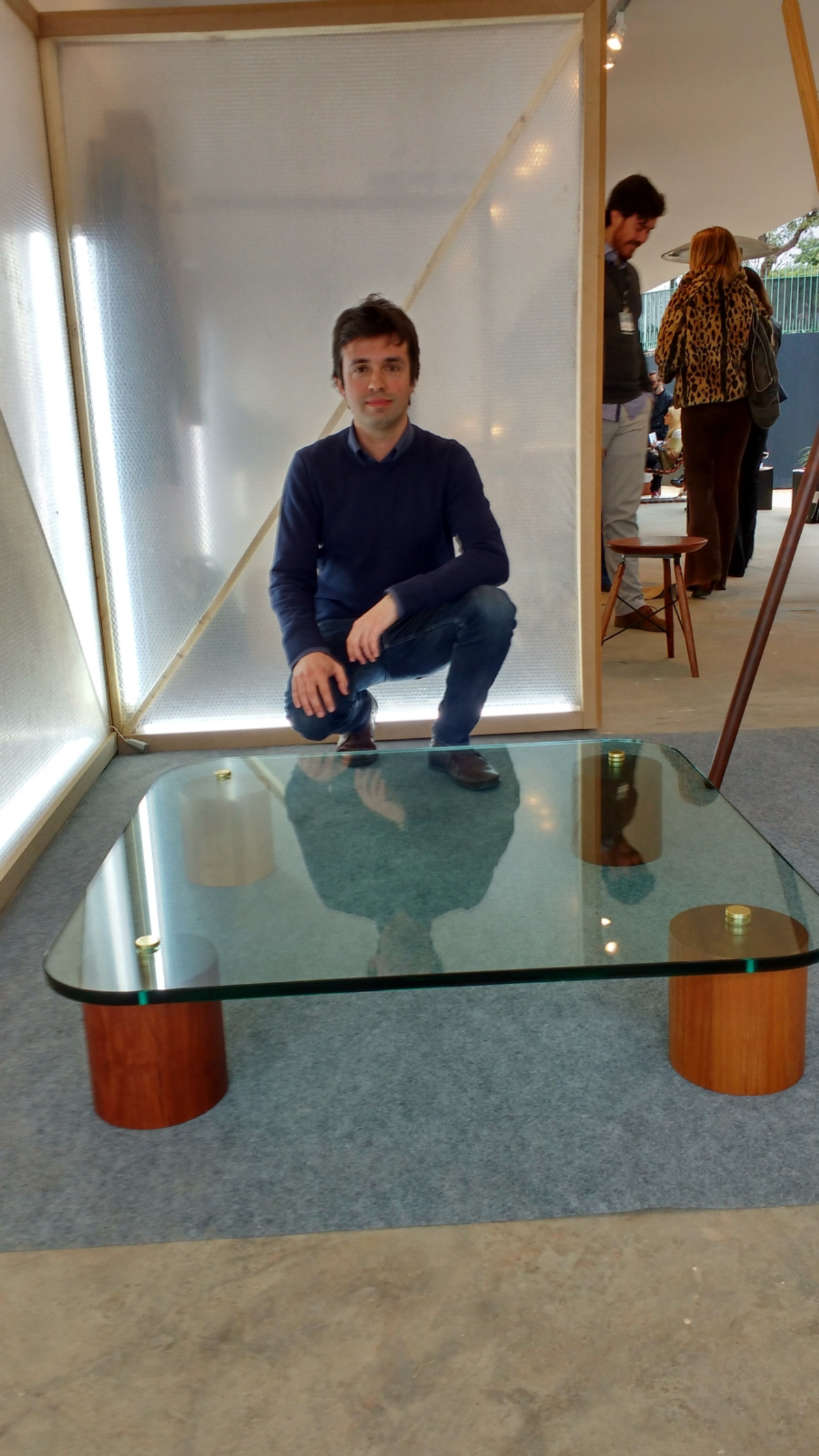 Leandro Garcia e sua mesa de centro Tocos, lançada na MADE - Mercado, arte, design. 
