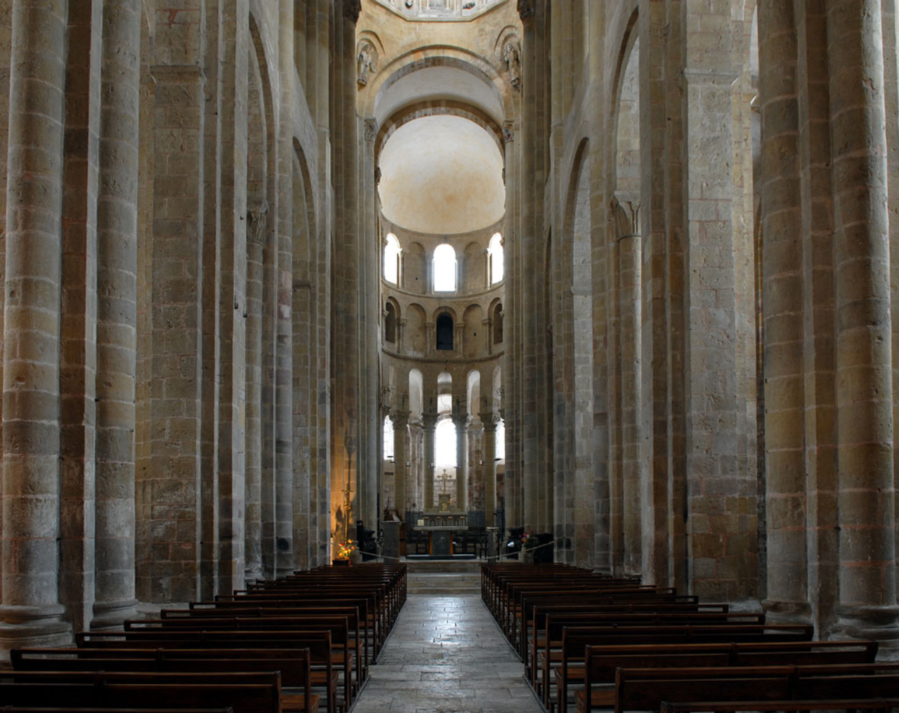 A abadia de Saint-Foy de Conques, construída em estilo rômanico. Foto: Michael Krier/Reprodução