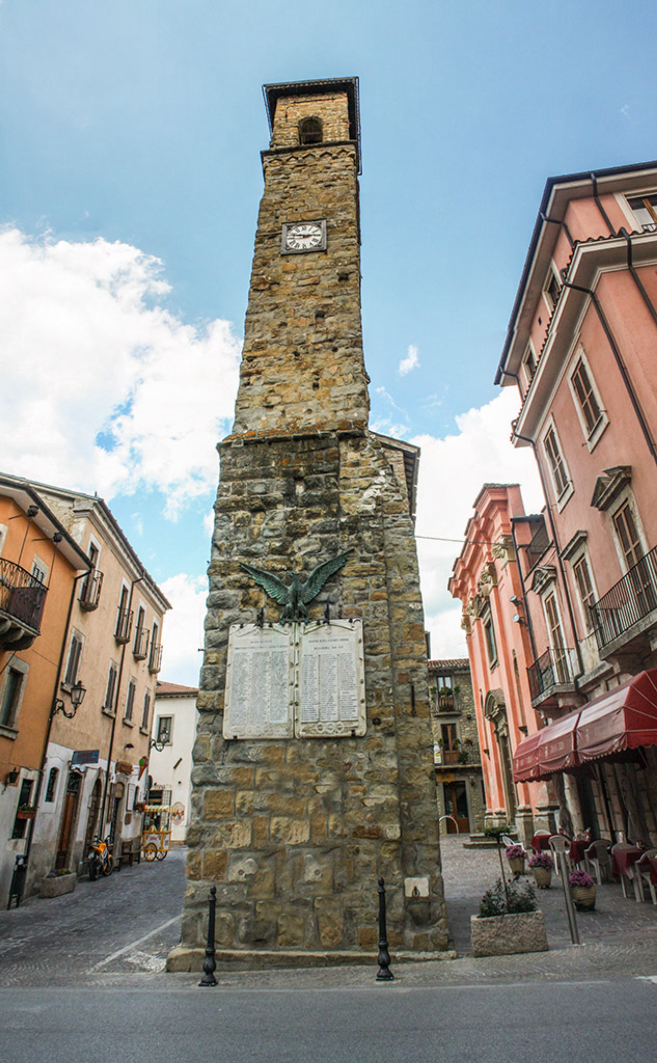 Torre cívica, patrimônio histórico da cidade de Amatrice, na Itália, foi o único monumento que se manteve intacto pós terremoto.<br>Foto: Reprodução / Prefeitura de Amatrice  
