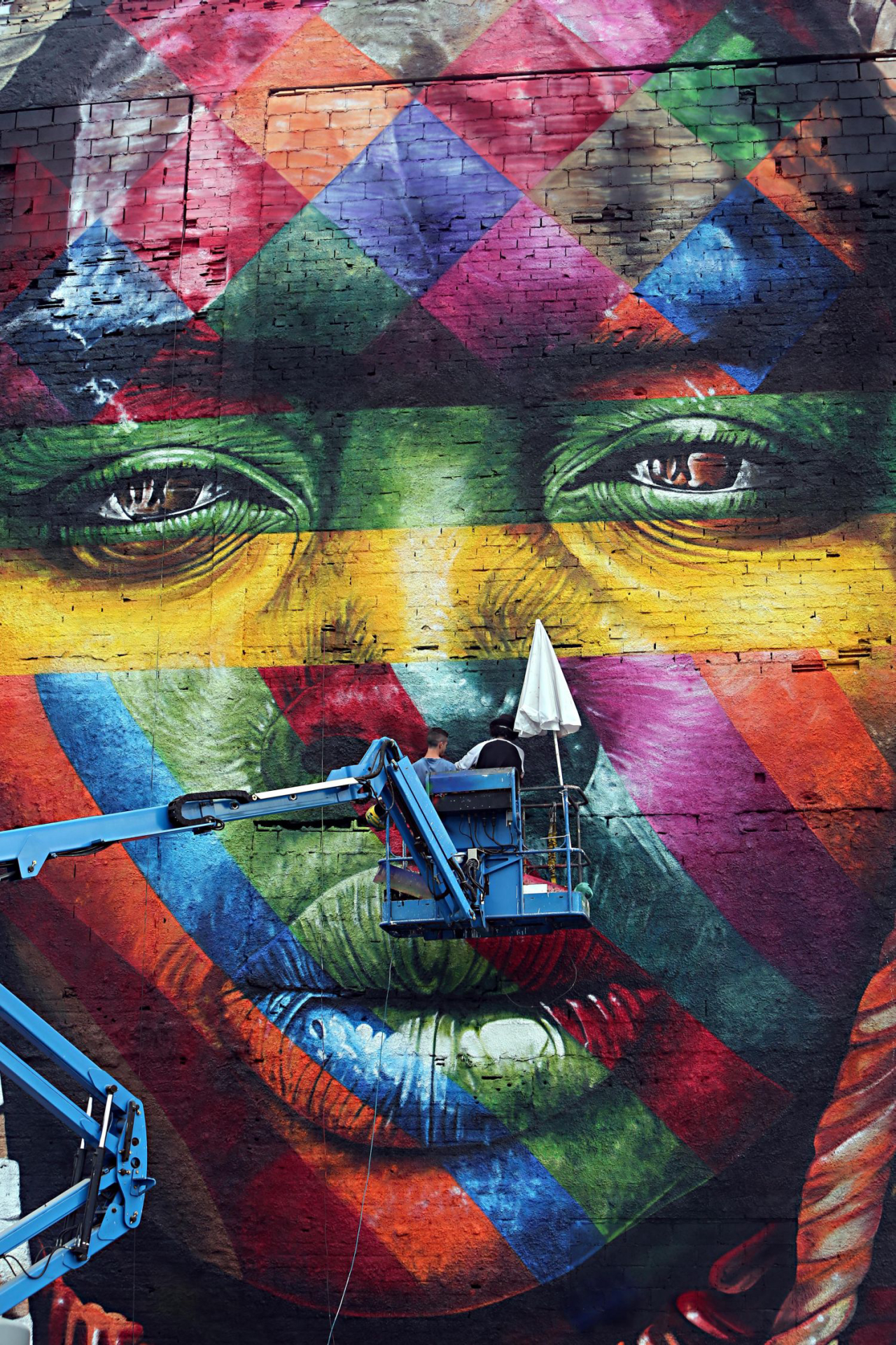 Painel feito por Eduardo Kobra na Zona Portuária do Rio durante a finalização.<br>Foto: Albari Rosa / Gazeta do Povo 