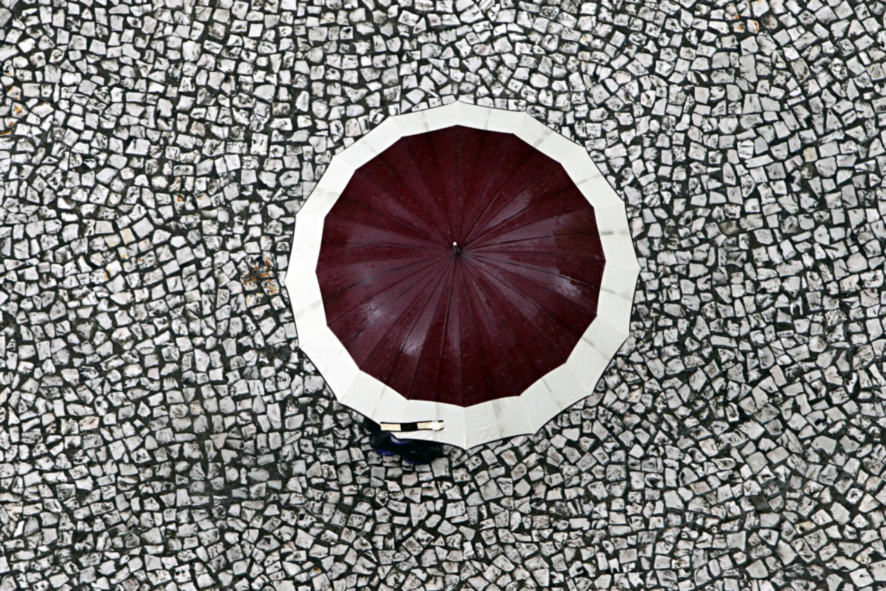 As calçadas de mosaico português ou petit-pavé, presentes em Portugal e vários outros países, são marca registrada do centro de Curitiba. Foto: Albari Rosa/Gazeta do Povo