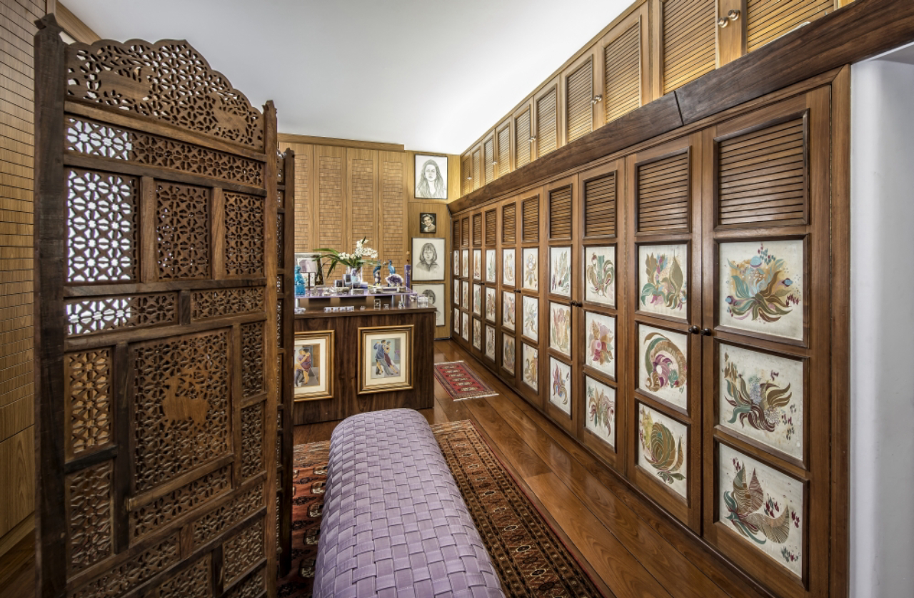 Detalhe  do armário com peças pintadas  por Ernani Vasconcellos especialmente para o projeto.