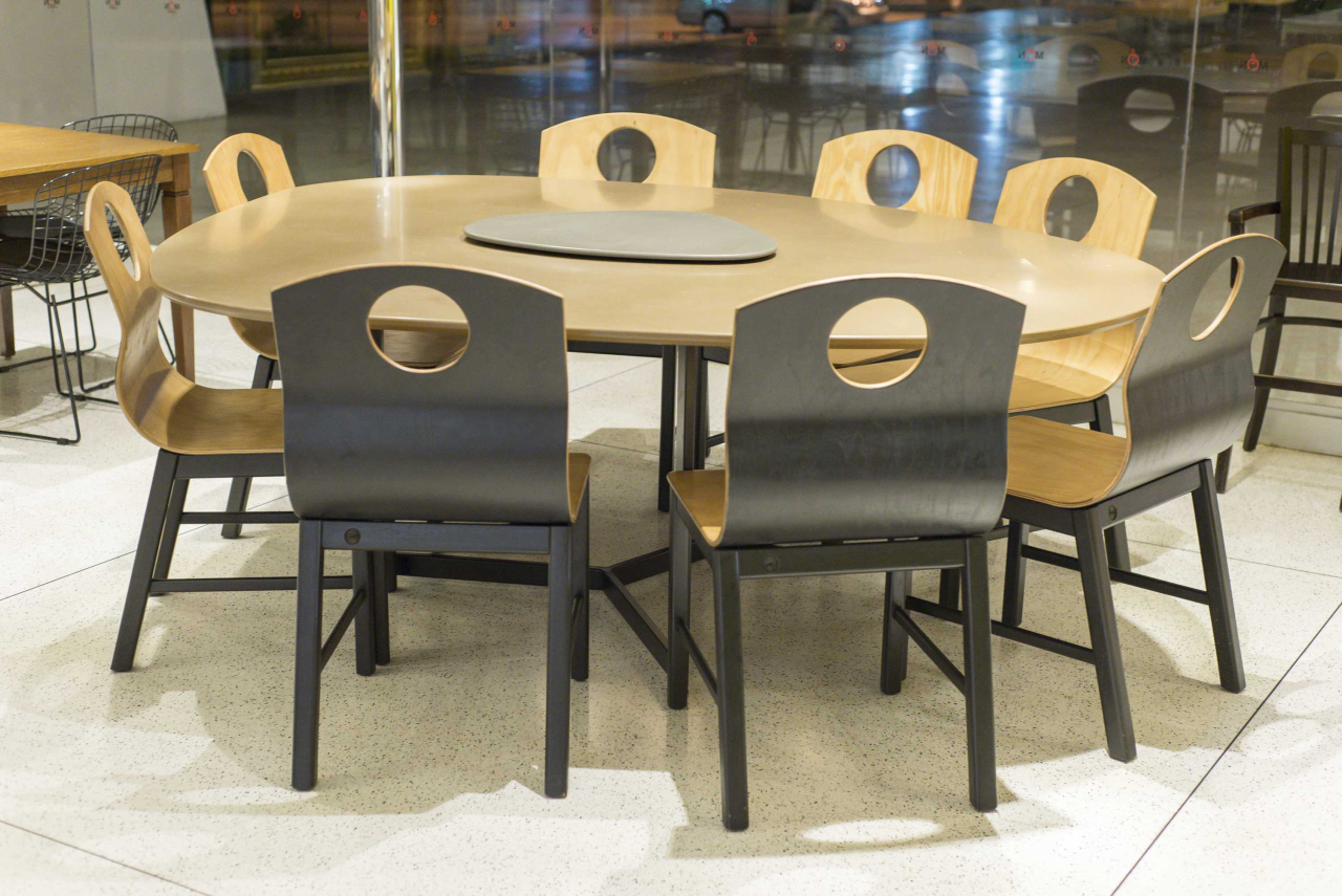 Até a mobília do museu é inspirada em arte - cadeiras e poltronas levam nome de designers de móveis. Foto: Fernando Zequinão