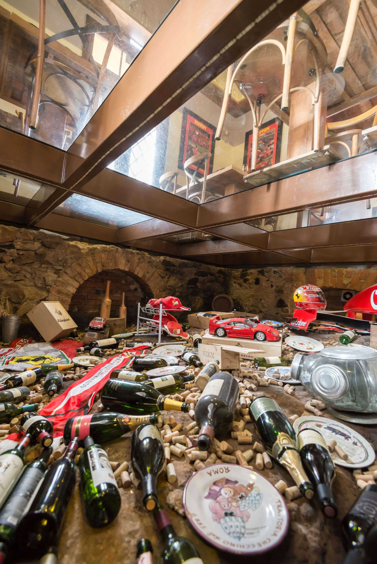 Decoração inspirada na 'Scuderia Ferrari' misturada com alicerces da casa histórica. Foto: Fernando Zequinão