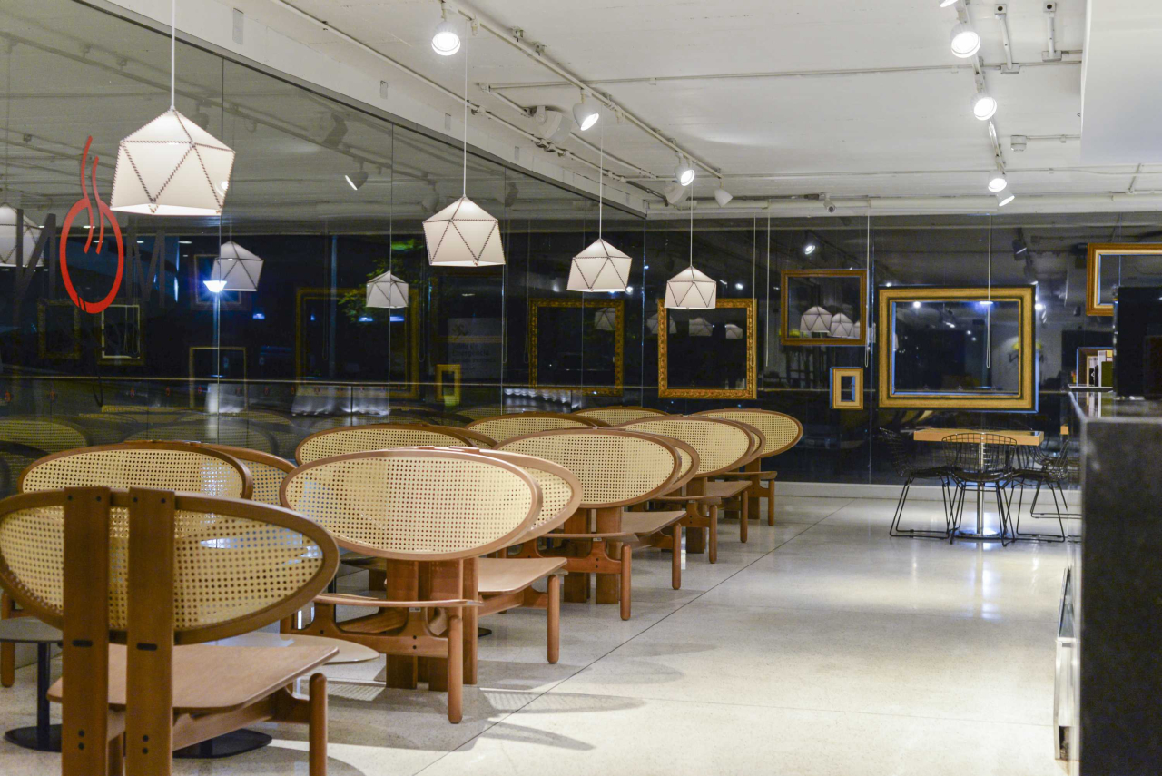 Detalhes das cadeiras do MON Café, inspiradas nas linhas arquitetônicas do museu. Foto: Fernando Zequinão