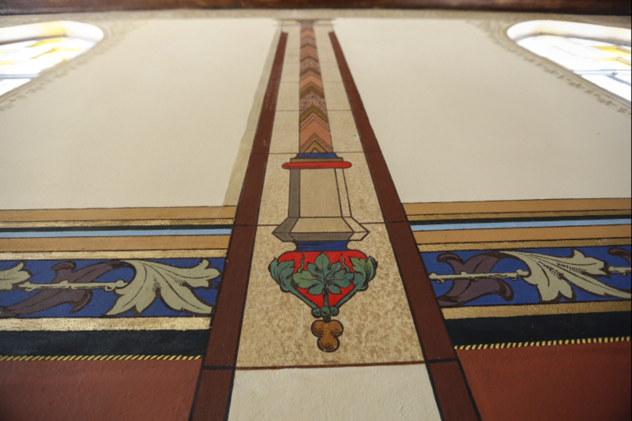 Colunas detalhadas e pintadas à mão no interior da igreja.