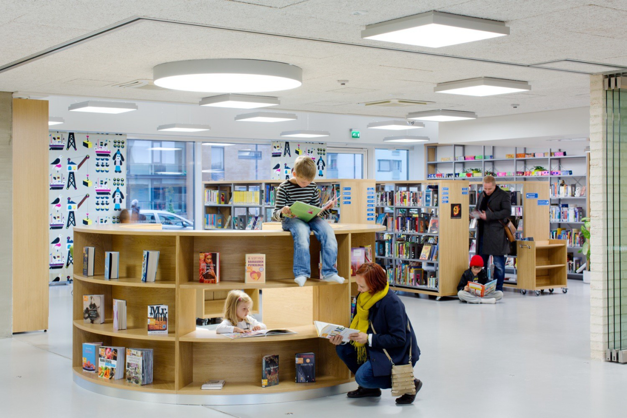 Além das classes, cafeteria e ginásio, a biblioteca também é comunitária (Divulgação/Andreas Meichsner)