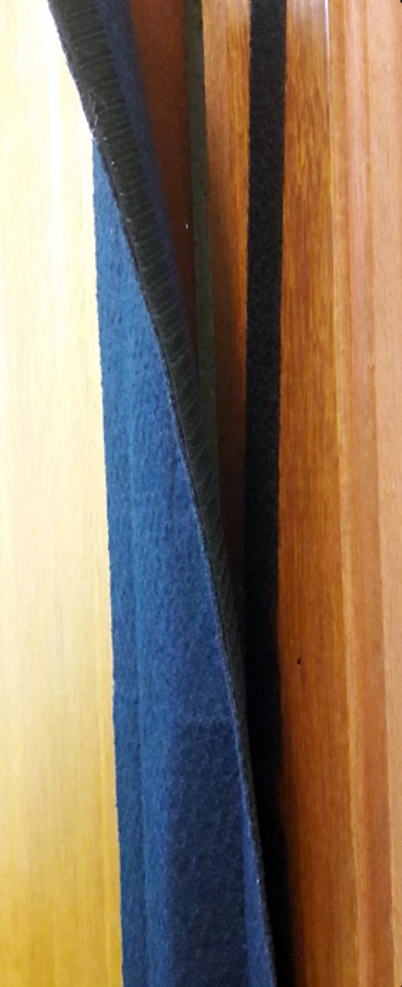 Acessório criado para proteger os dedos nas dobradiças de portas pode ser facilmente fixado por velcros (Divulgação/Rosanna de Aquino)