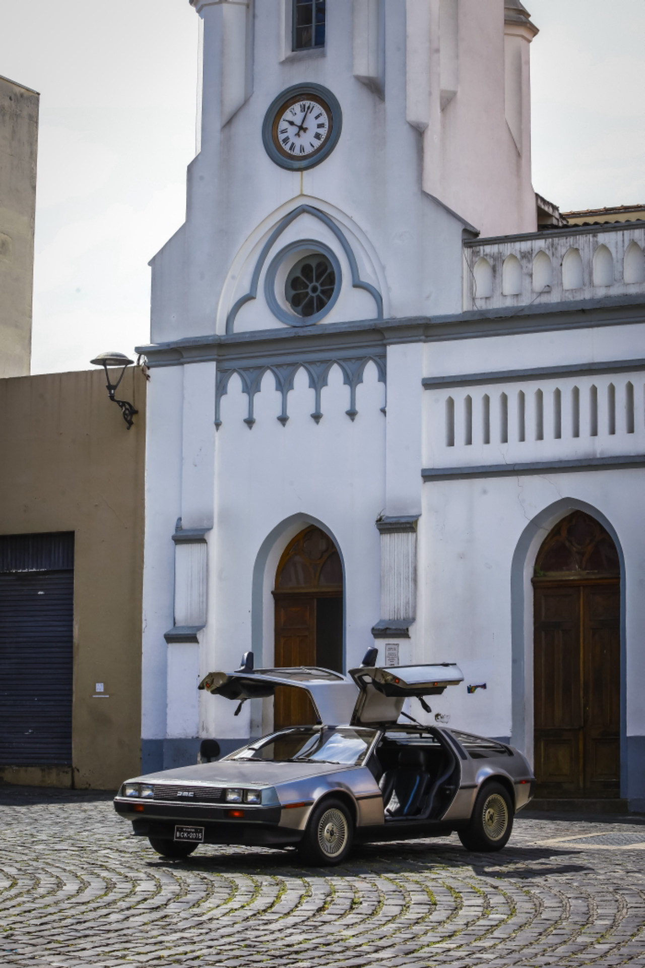 DeLorean estacionado em frente à Igreja da Ordem reproduz cena em que McFly volta para seu tempo. 