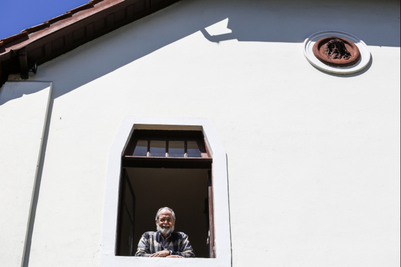 Pastor Carlos Möller na janela de sua casa-igreja.