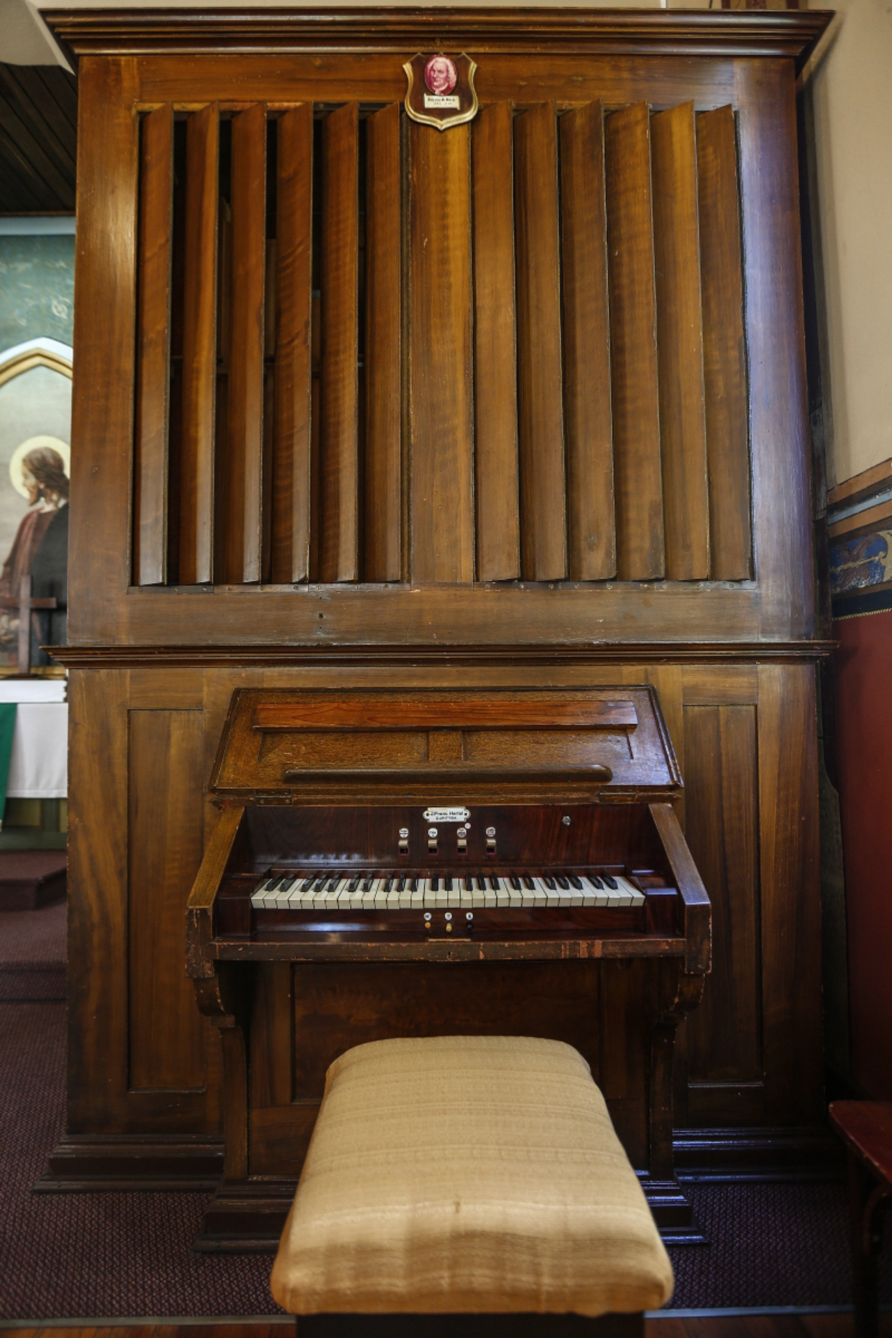 O raro exemplar do órgão de armário, localizado na igreja.