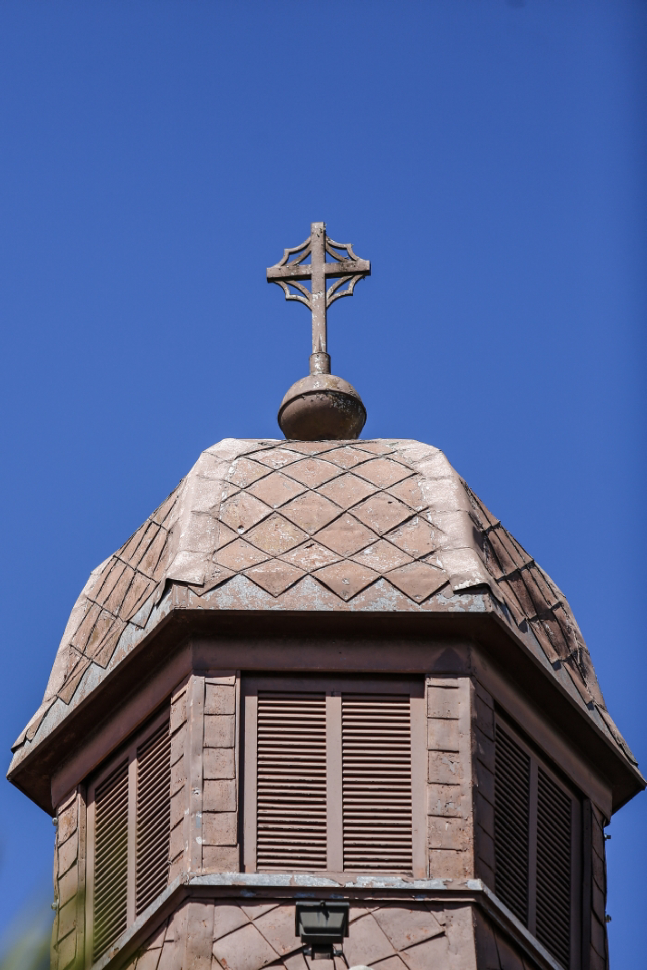 Cruz celta localizada na cúpula da Igreja Luterana. Fotos: Jonathan Campos/Gazeta do Povo