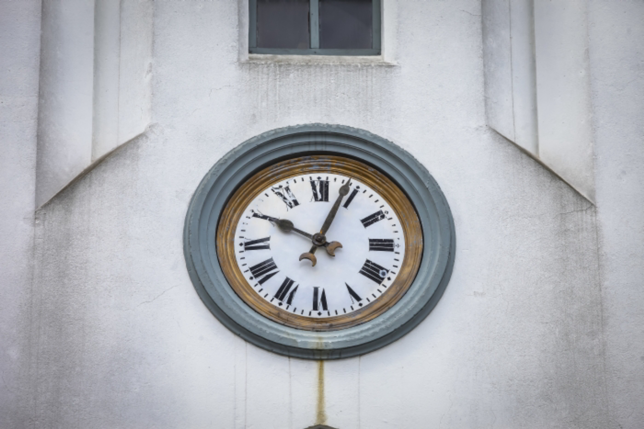 Relógio da primeira igreja de Curitiba, parado no tempo. 